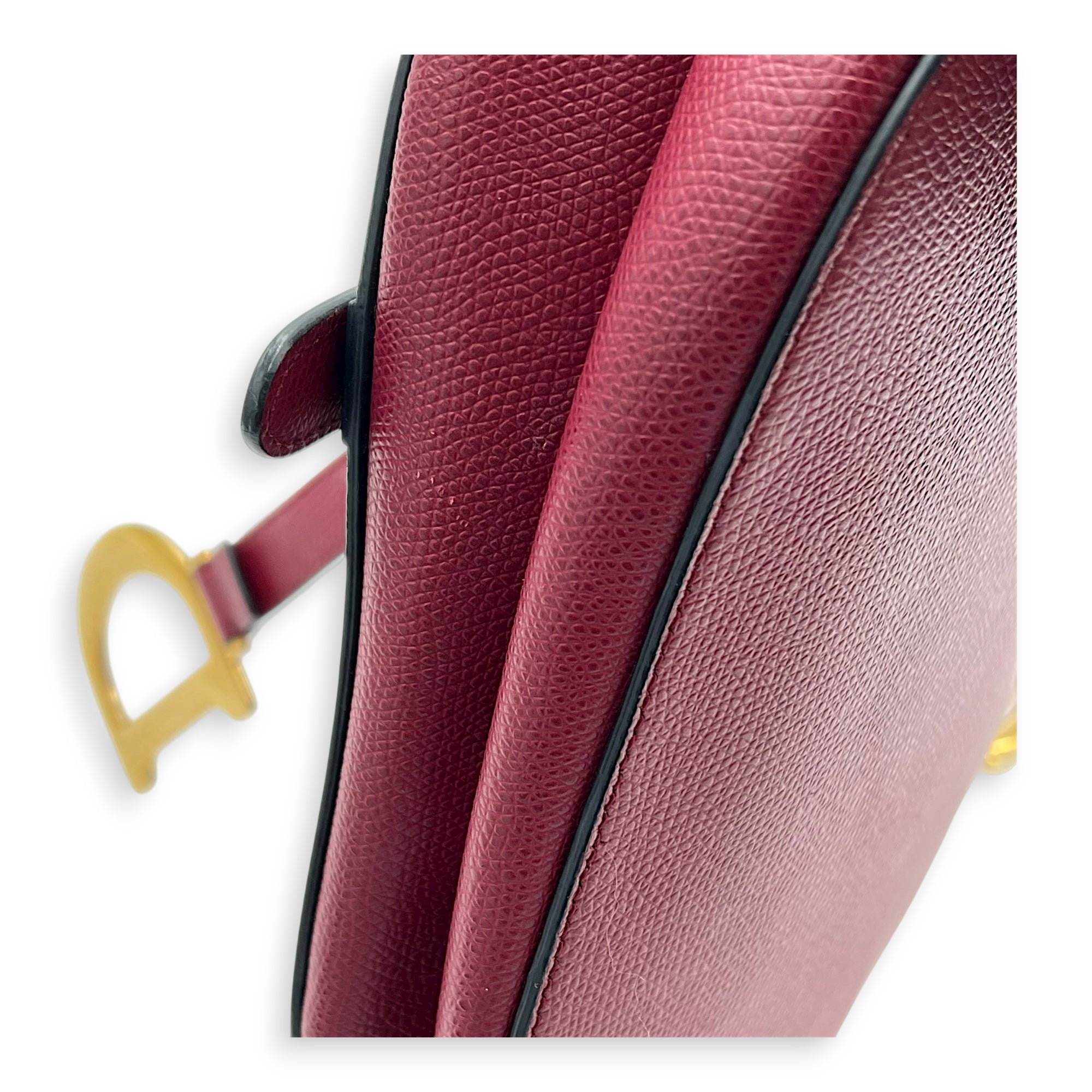 Saddle Shoulder Bag Medium Red in Calfskin, Gold hardware