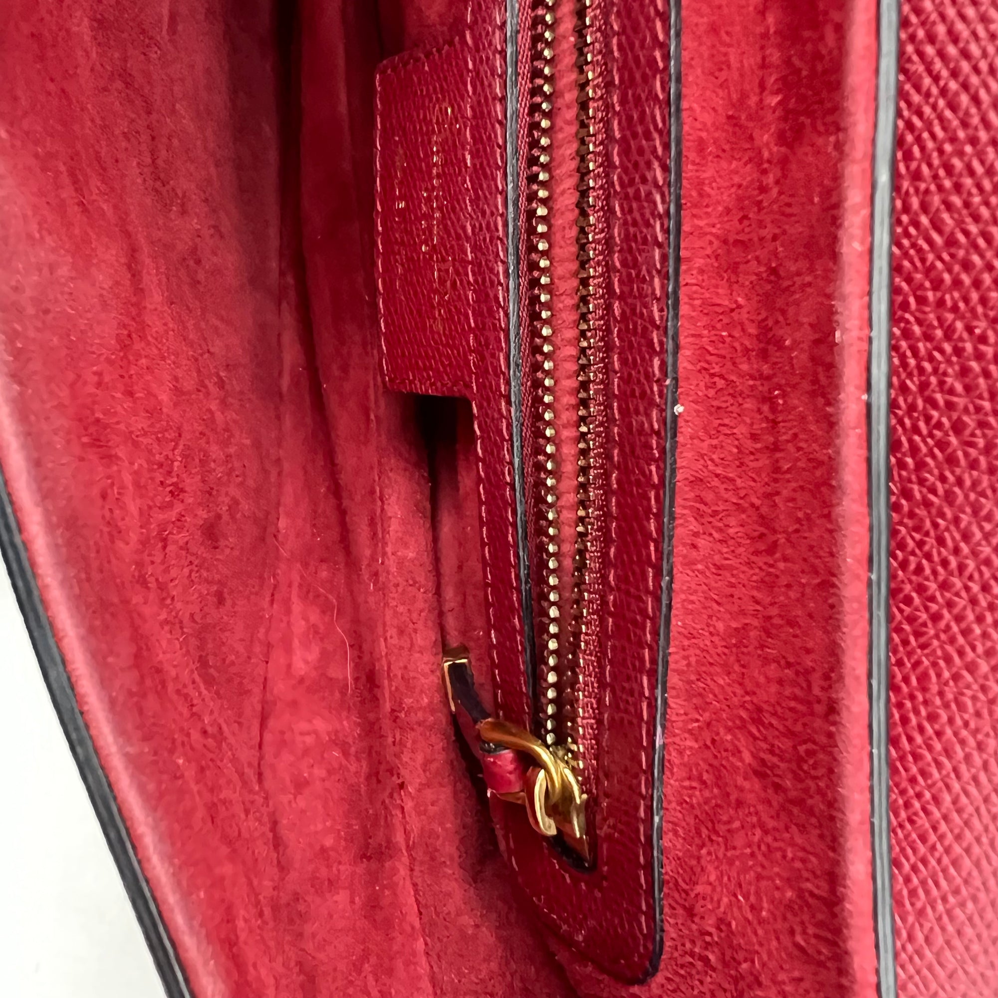 Saddle Shoulder Bag Medium Red in Calfskin, Gold hardware