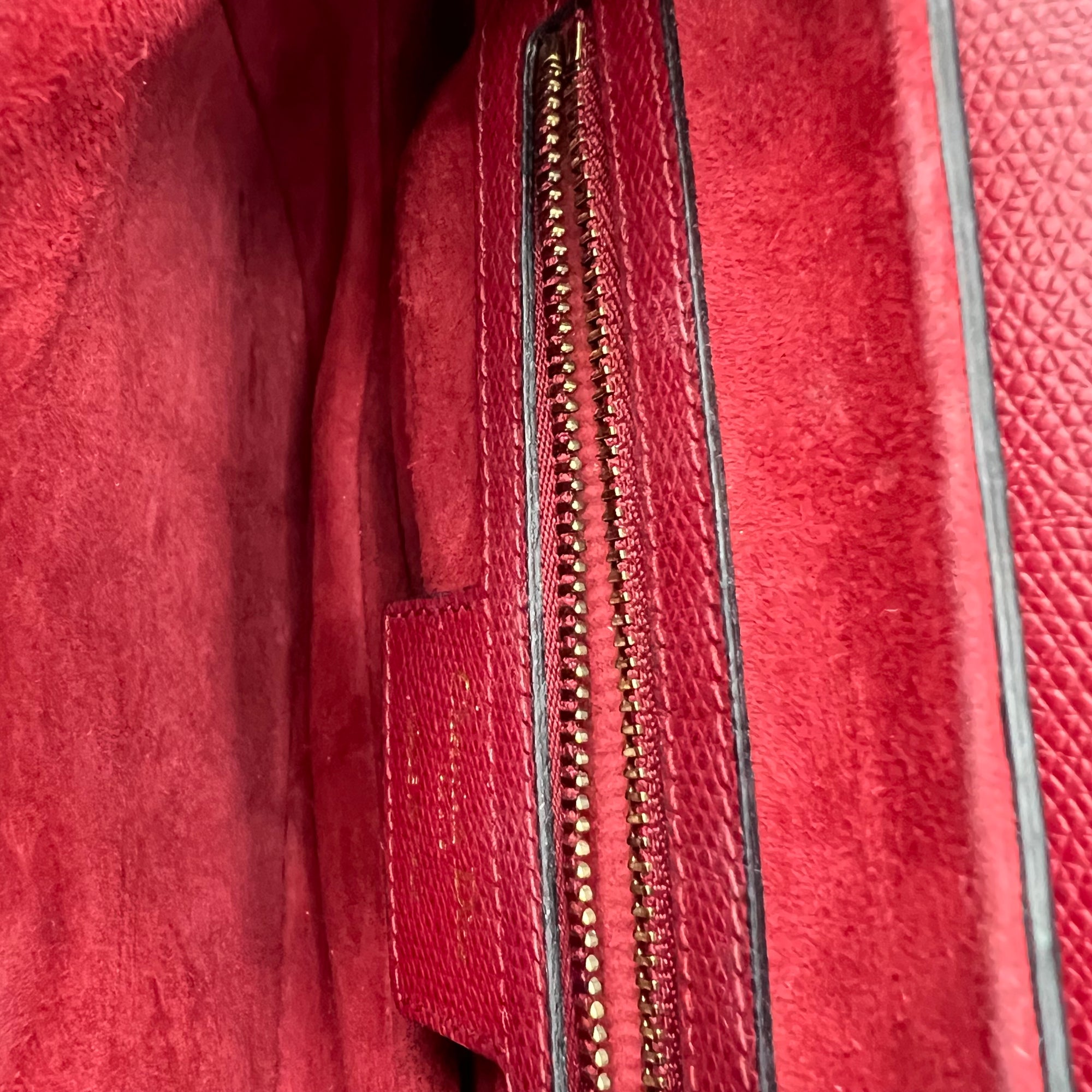 Saddle Shoulder Bag Medium Red in Calfskin, Gold hardware