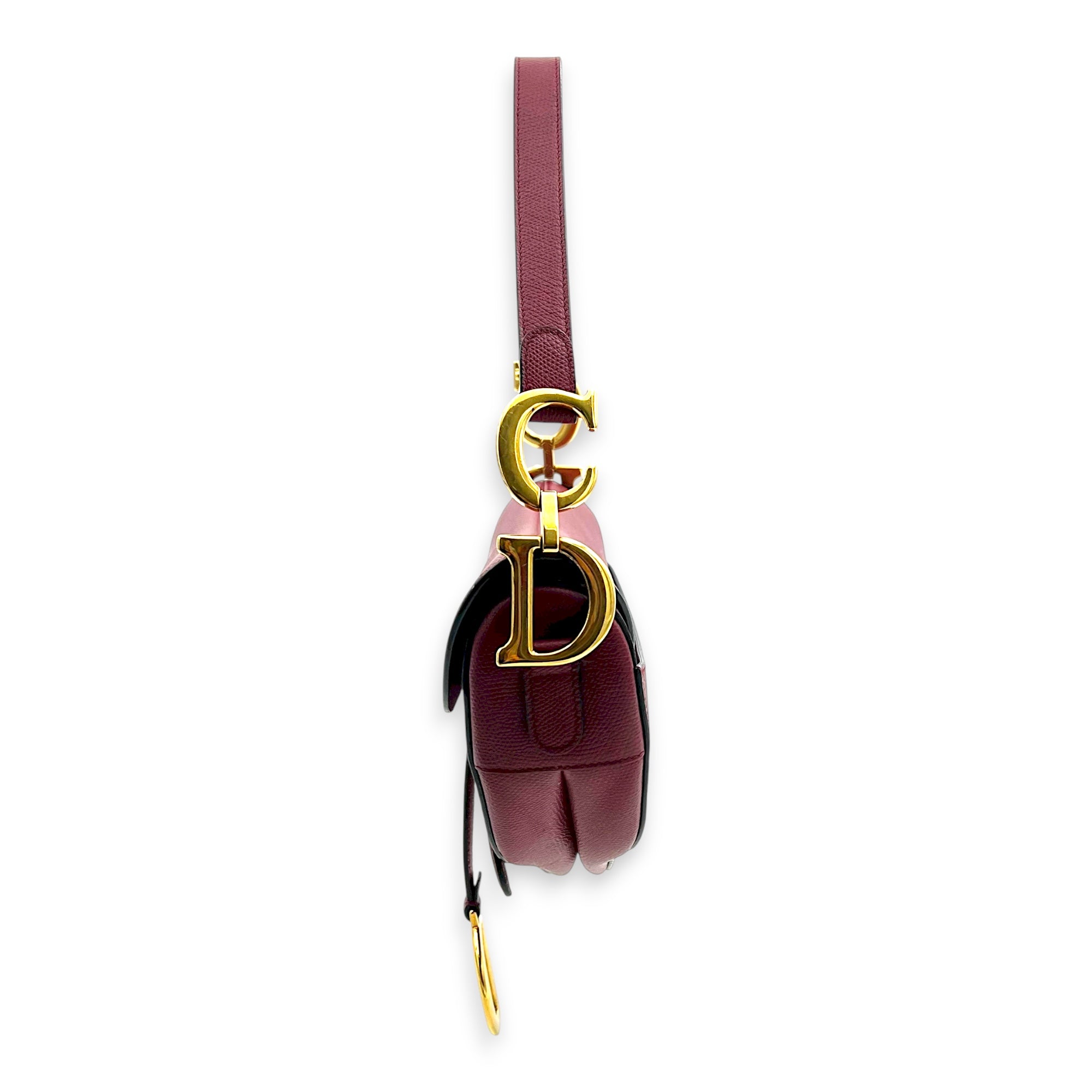 Saddle Shoulder Bag Medium Red in Calfskin, Gold hardware