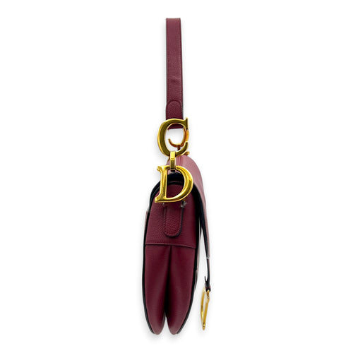 Saddle Shoulder Bag Medium Red in Calfskin, Gold hardware