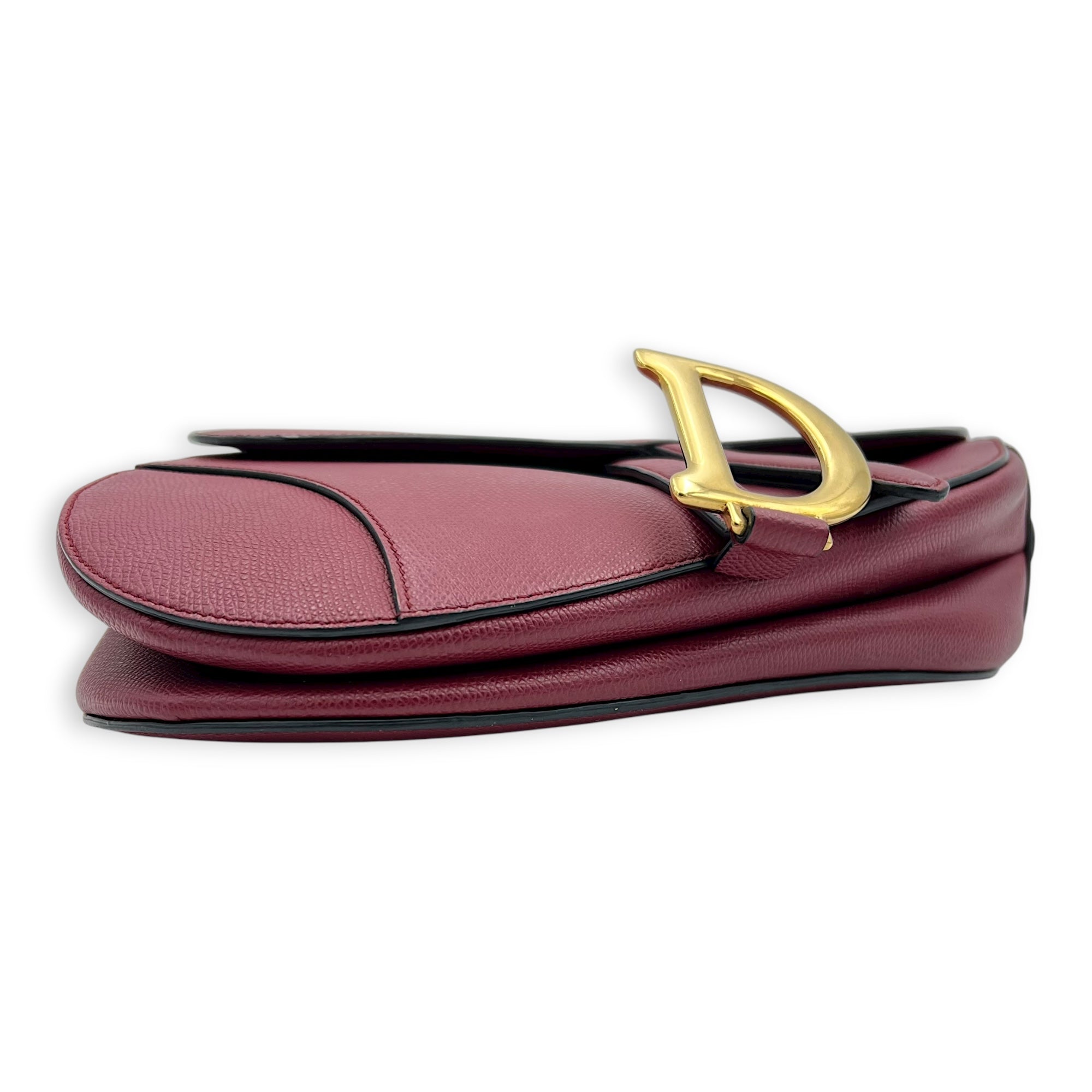 Saddle Shoulder Bag Medium Red in Calfskin, Gold hardware