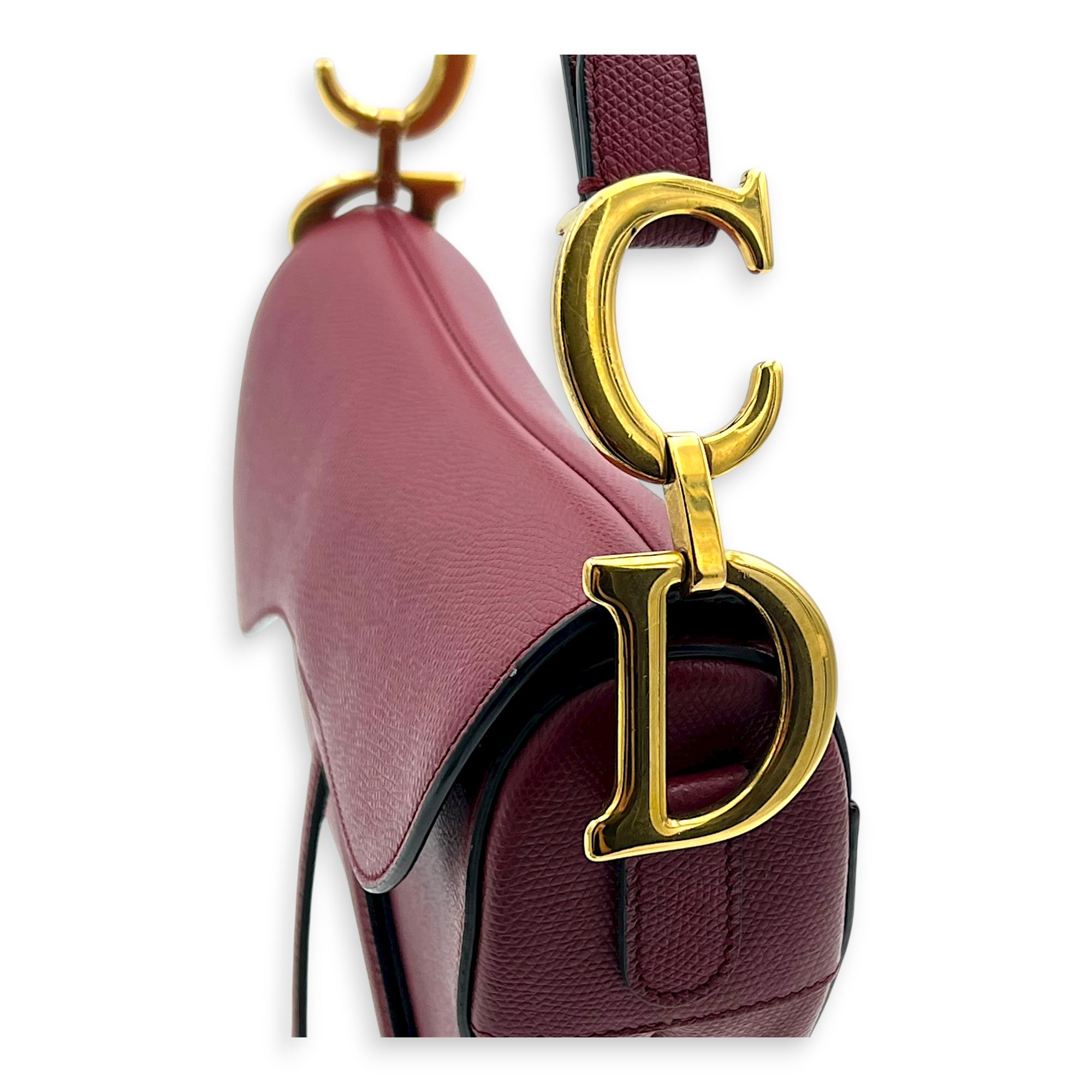 Saddle Shoulder Bag Medium Red in Calfskin, Gold hardware