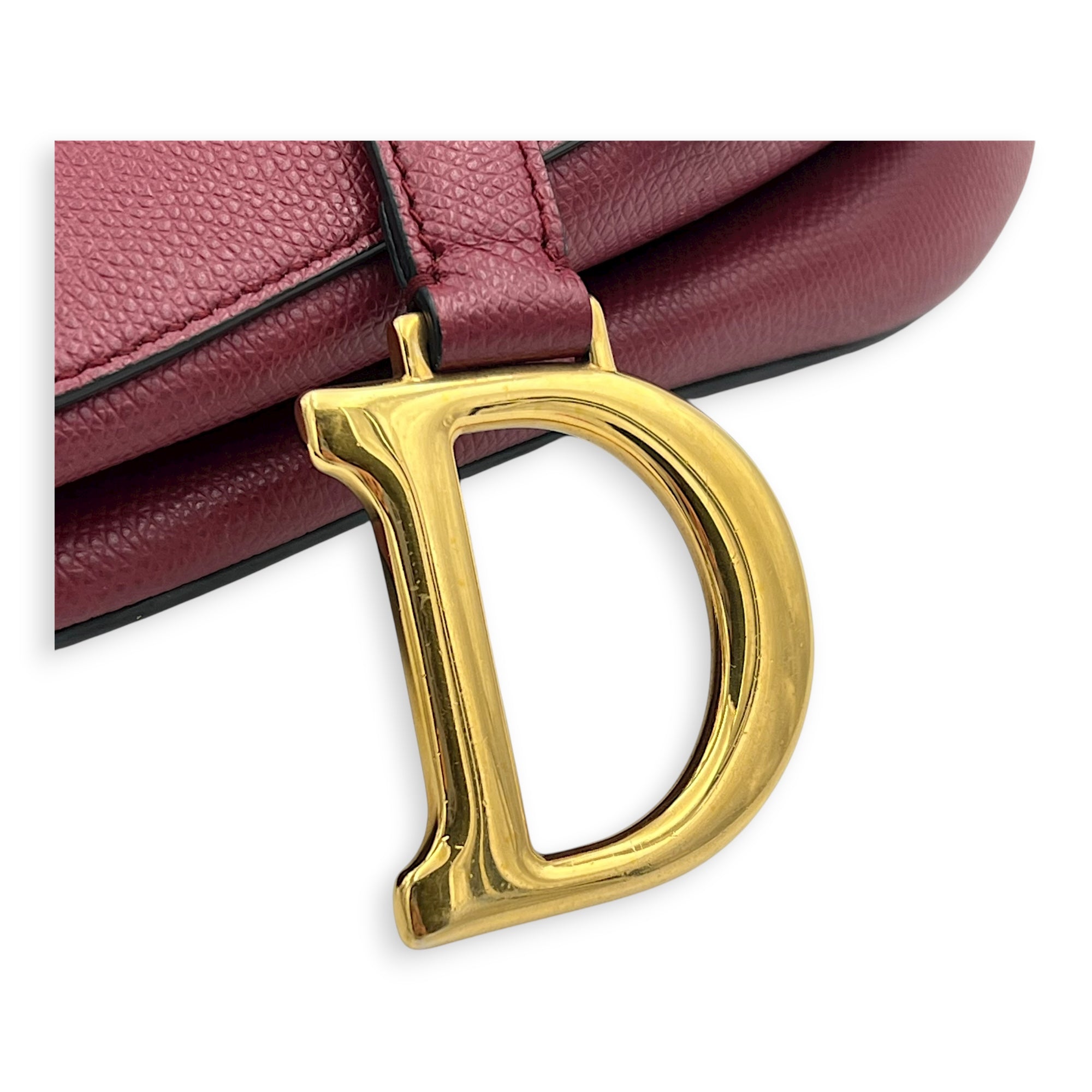 Saddle Shoulder Bag Medium Red in Calfskin, Gold hardware