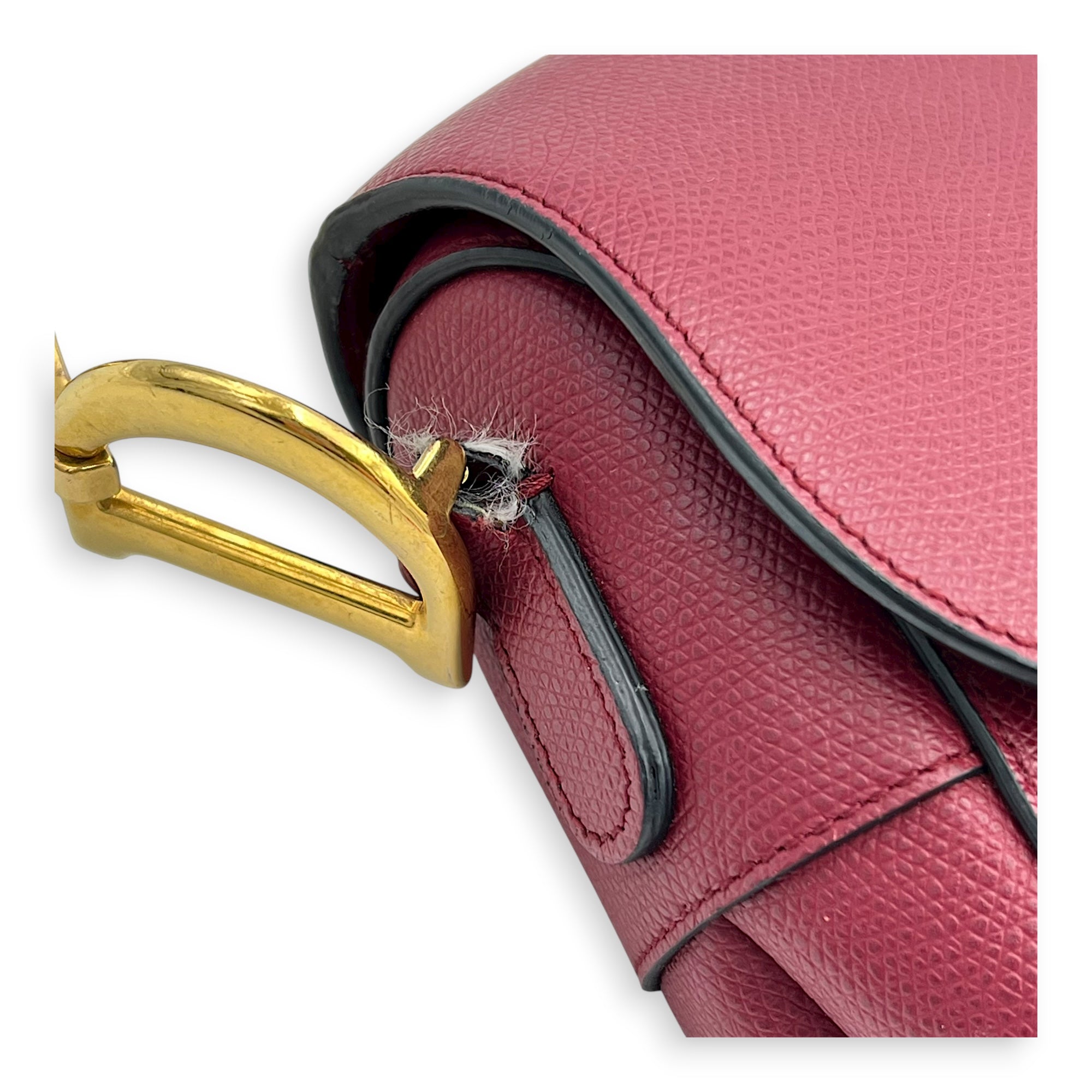 Saddle Shoulder Bag Medium Red in Calfskin, Gold hardware