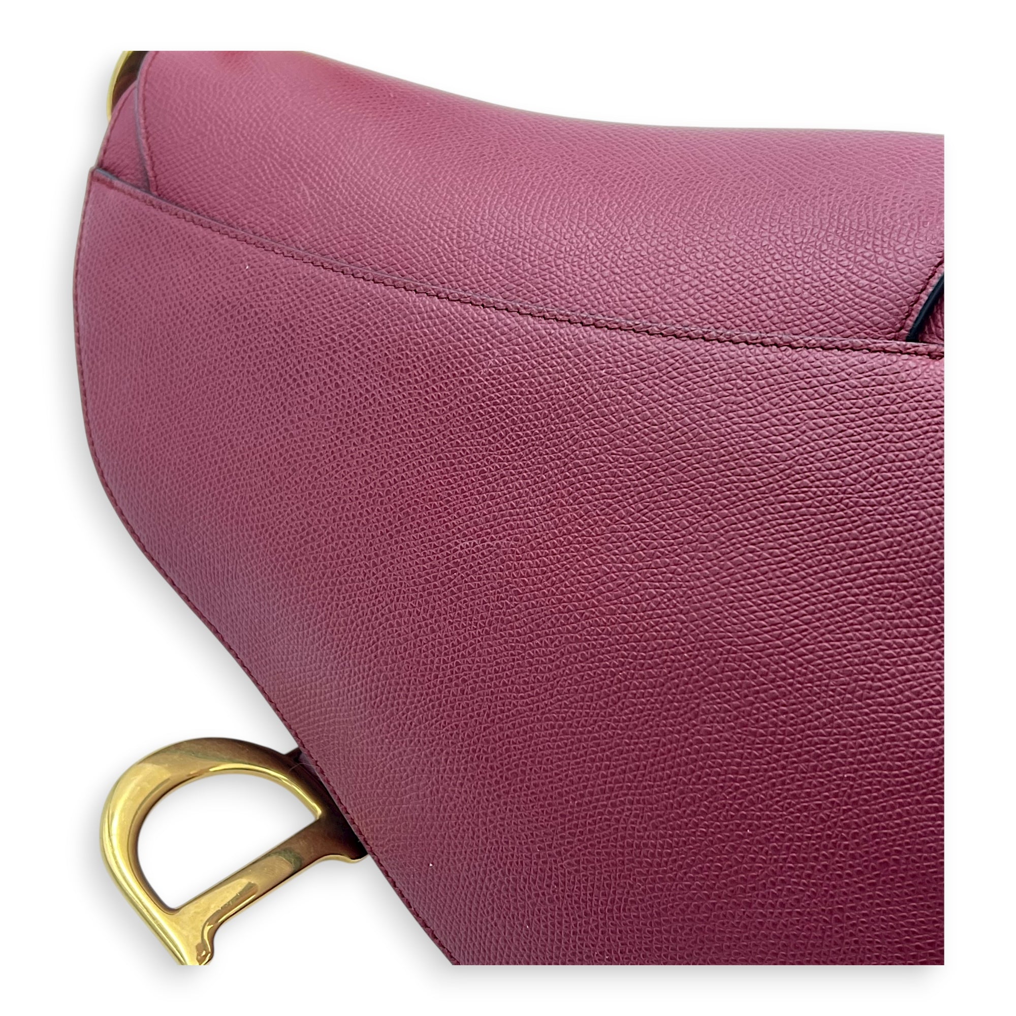 Saddle Shoulder Bag Medium Red in Calfskin, Gold hardware
