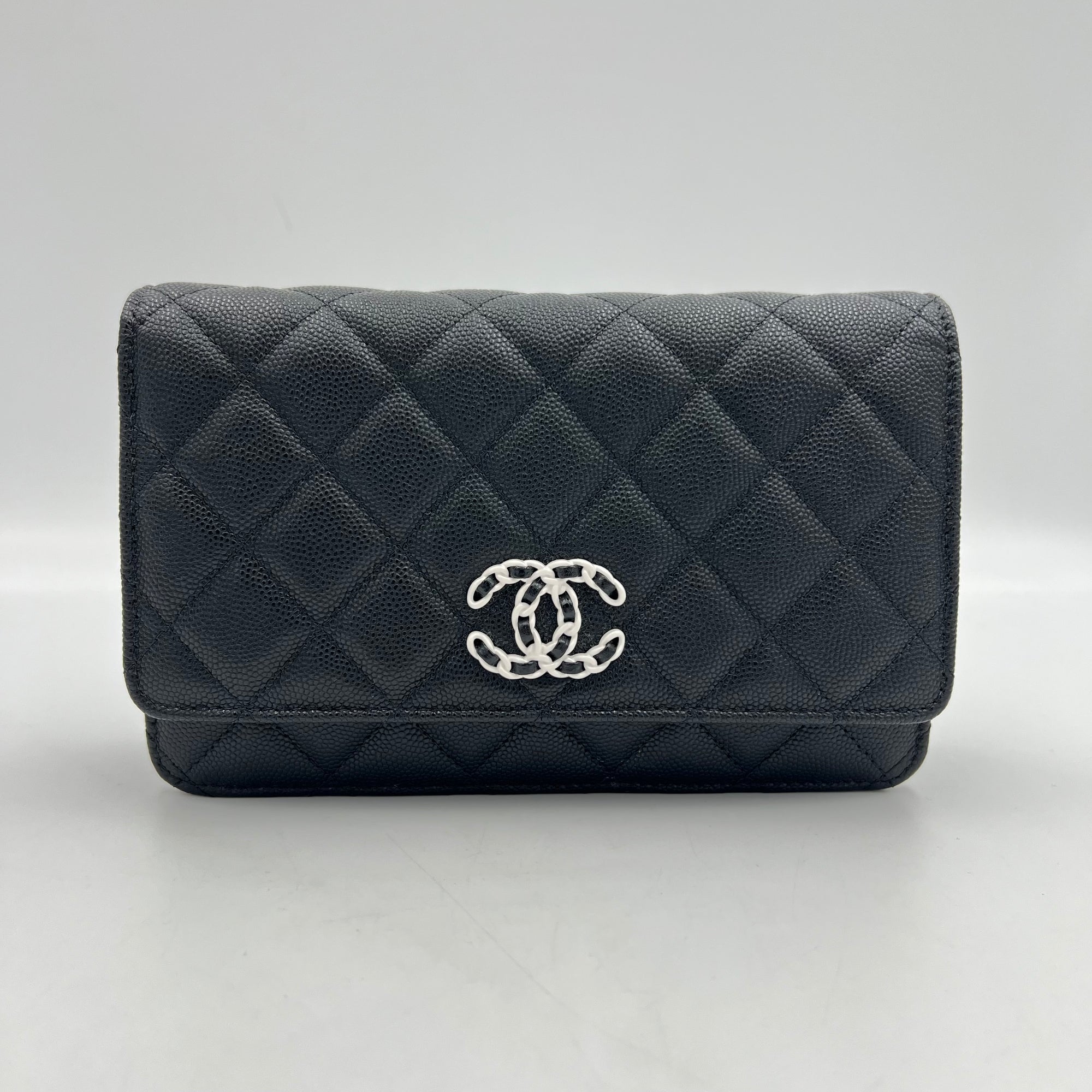 Classic Wallet On Chain Black in Caviar Leather, Silver hardware