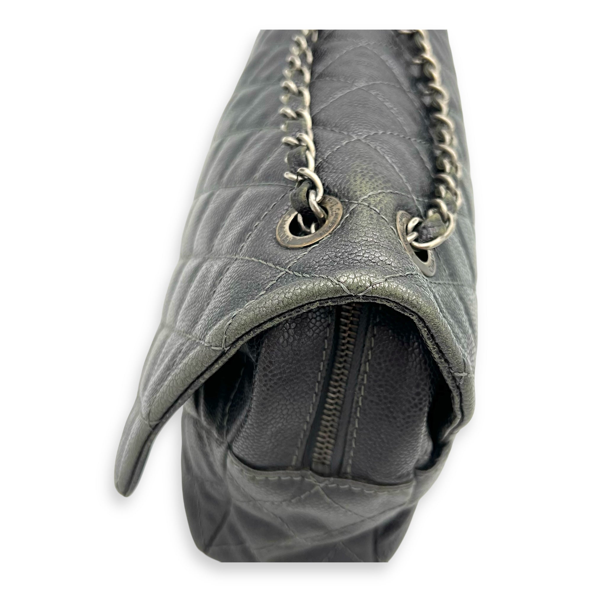 Easy Flap Shoulder Bag Blue in Caviar Leather, Ruthenium hardware