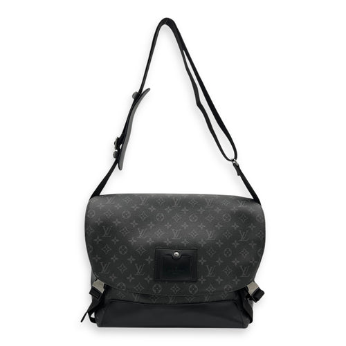 VOYAGE DEFILE HOMME AUTOMNE HIVER Messenger Bag MM Black in Monogram Coated Canvas, Silver hardware