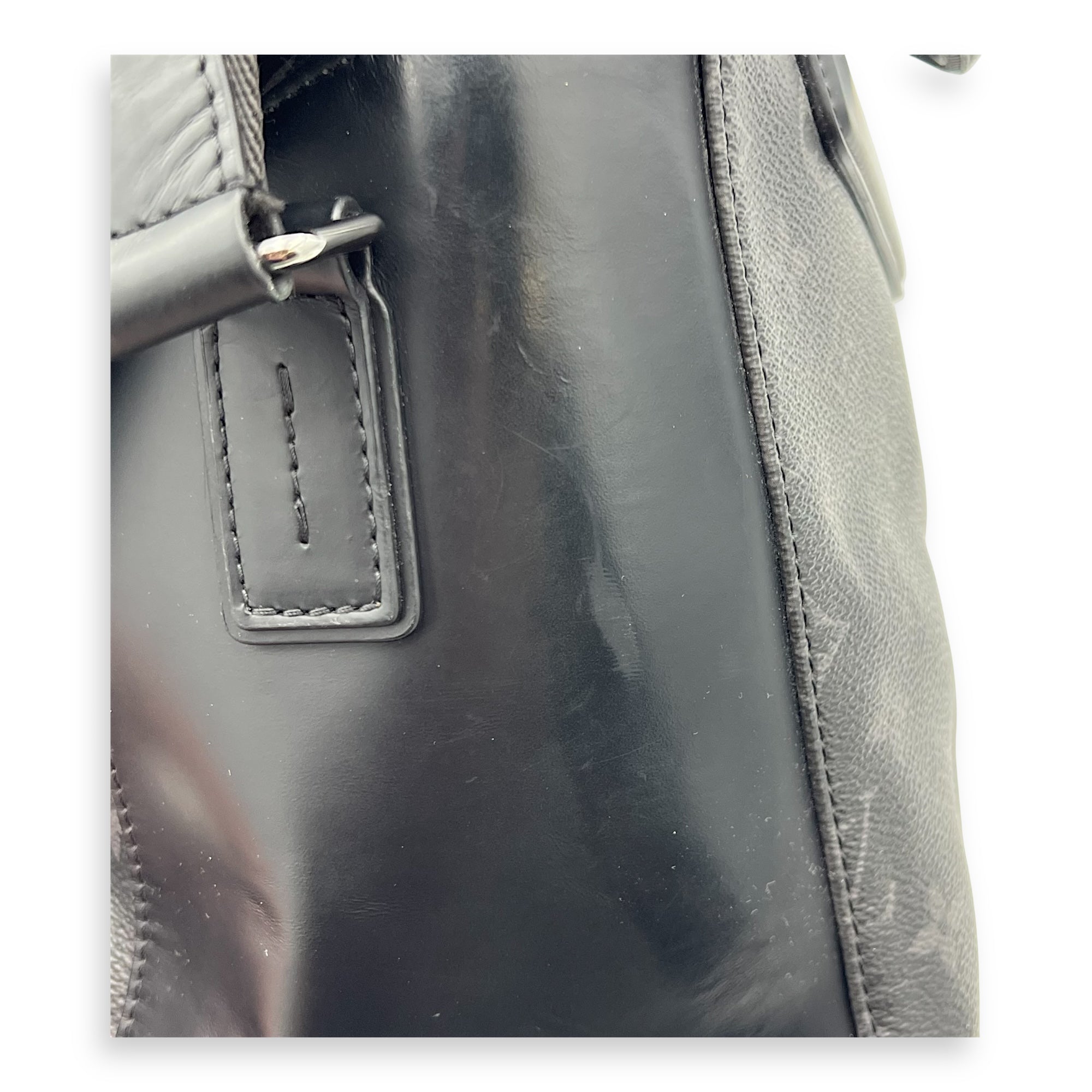 VOYAGE DEFILE HOMME AUTOMNE HIVER Messenger Bag MM Black in Monogram Coated Canvas, Silver hardware