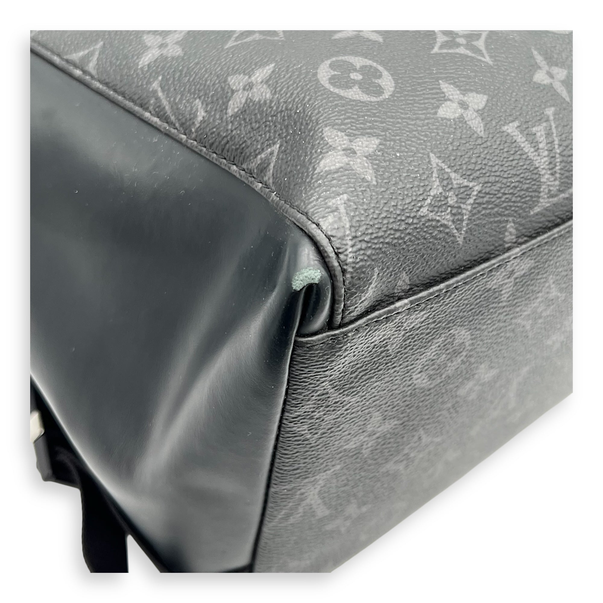 VOYAGE DEFILE HOMME AUTOMNE HIVER Messenger Bag MM Black in Monogram Coated Canvas, Silver hardware