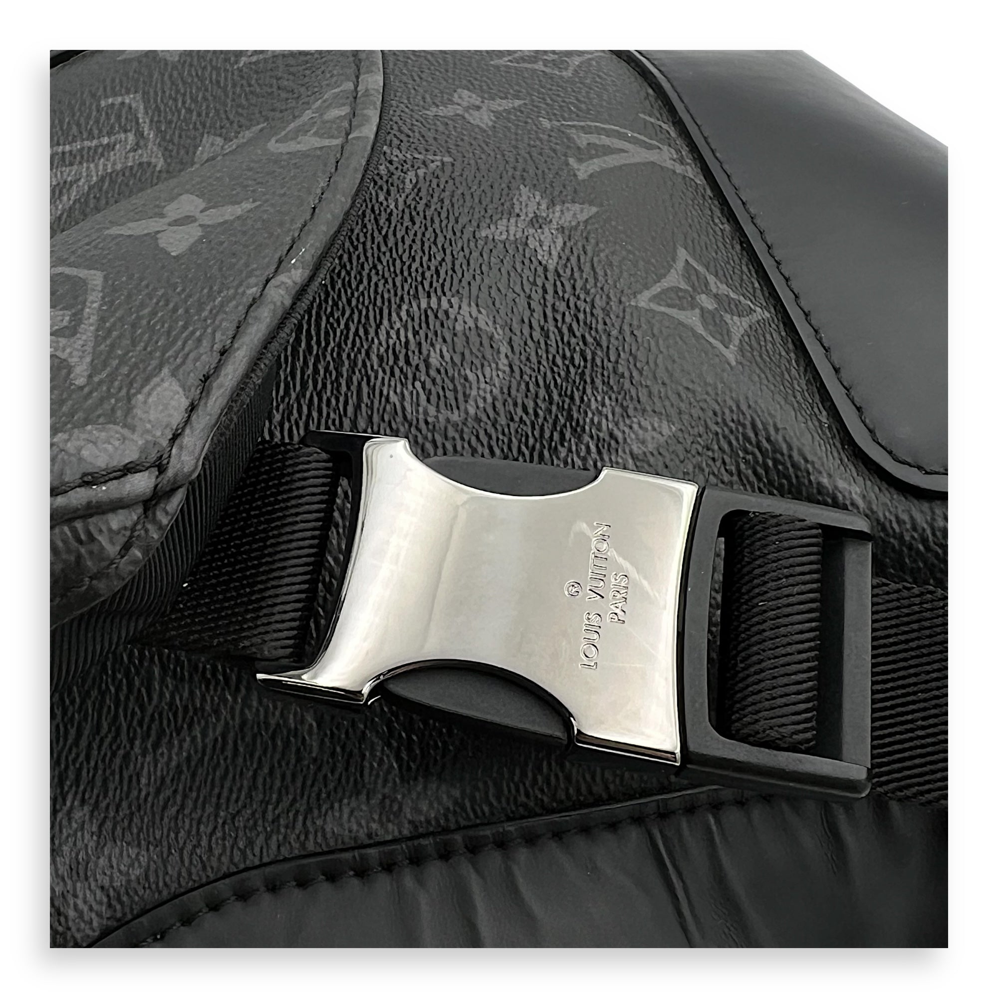 VOYAGE DEFILE HOMME AUTOMNE HIVER Messenger Bag MM Black in Monogram Coated Canvas, Silver hardware