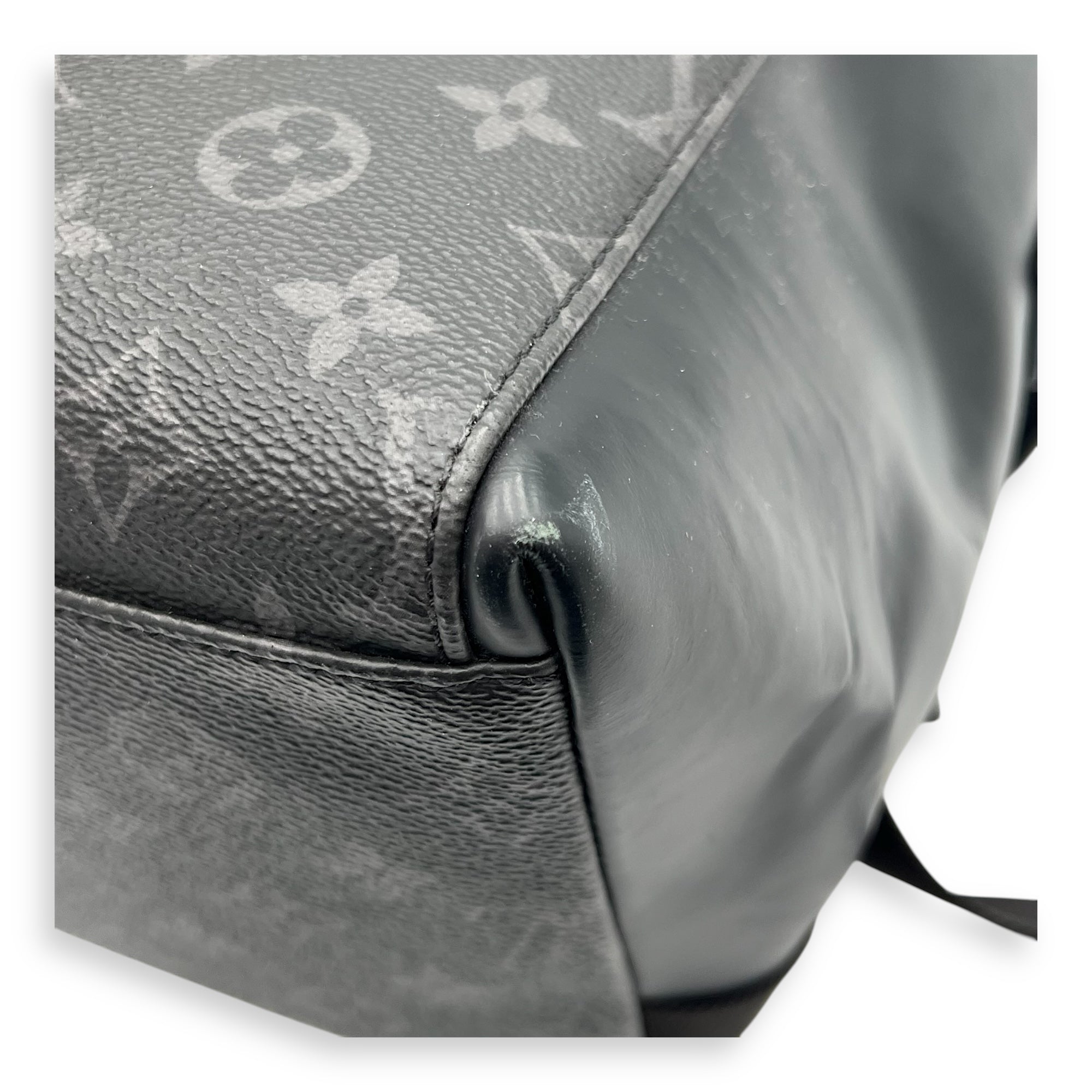 VOYAGE DEFILE HOMME AUTOMNE HIVER Messenger Bag MM Black in Monogram Coated Canvas, Silver hardware