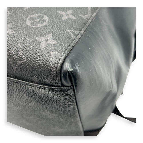 VOYAGE DEFILE HOMME AUTOMNE HIVER Messenger Bag MM Black in Monogram Coated Canvas, Silver hardware