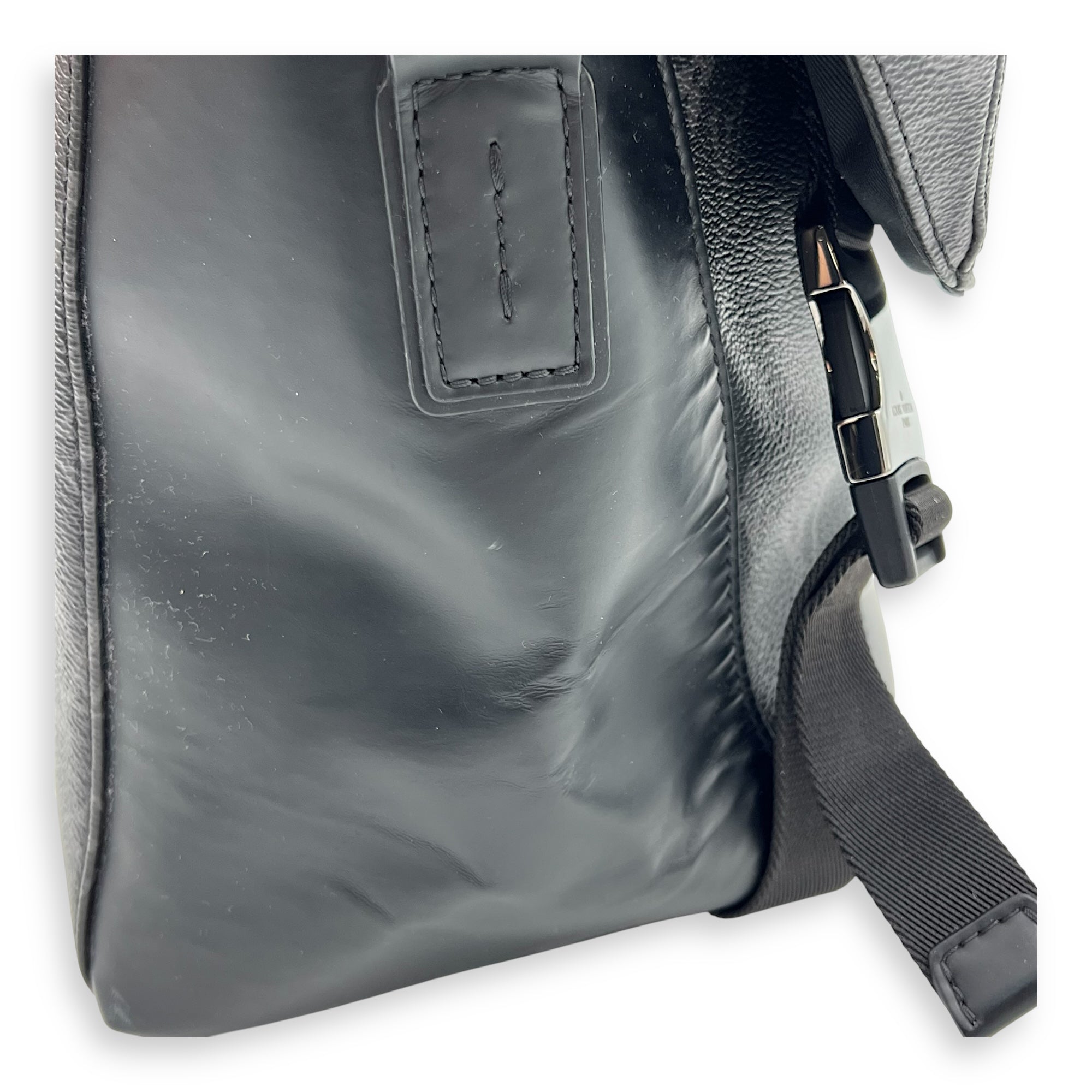 VOYAGE DEFILE HOMME AUTOMNE HIVER Messenger Bag MM Black in Monogram Coated Canvas, Silver hardware