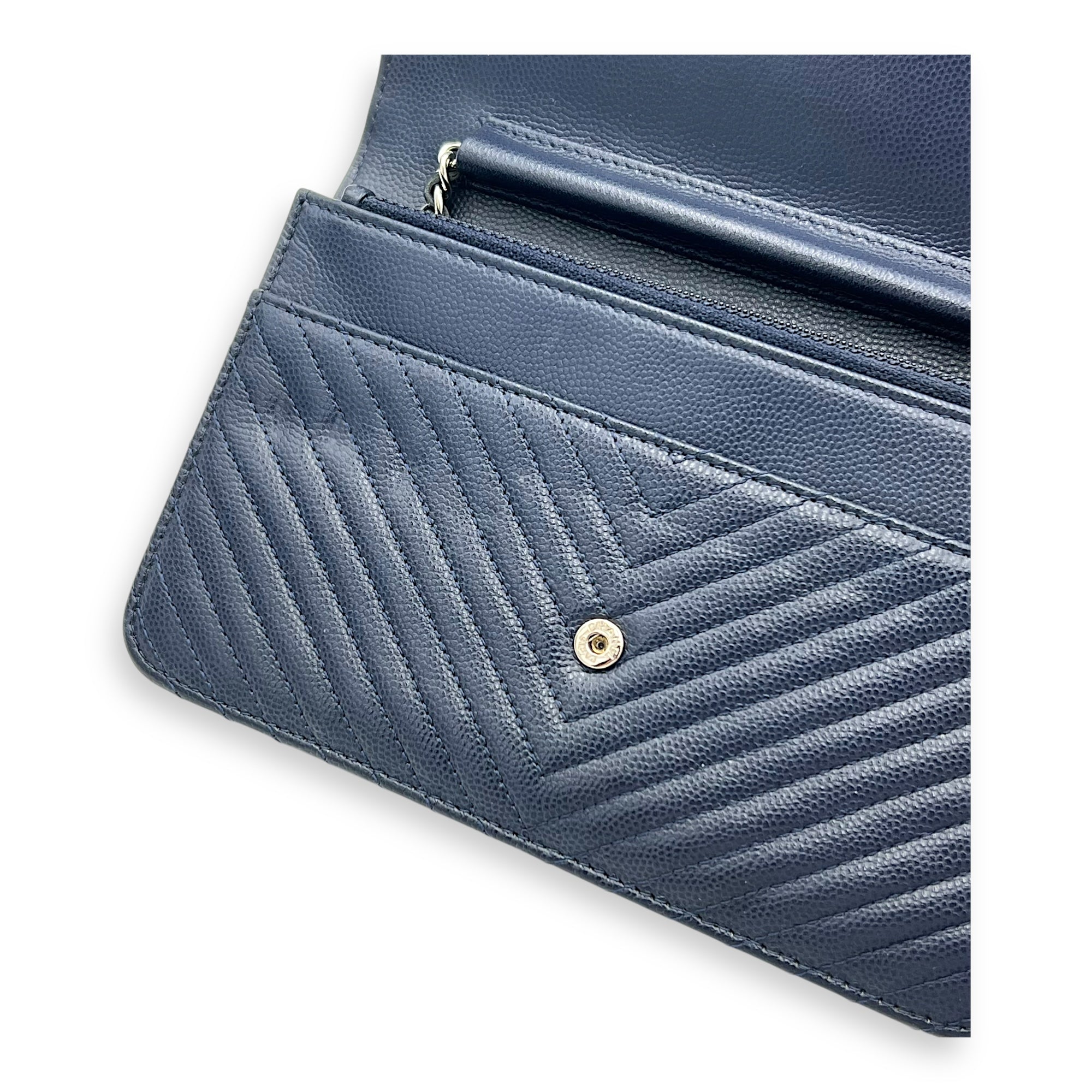 Chevron Wallet On Chain Blue in Caviar Leather, Silver hardware