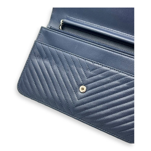 Chevron Wallet On Chain Blue in Caviar Leather, Silver hardware