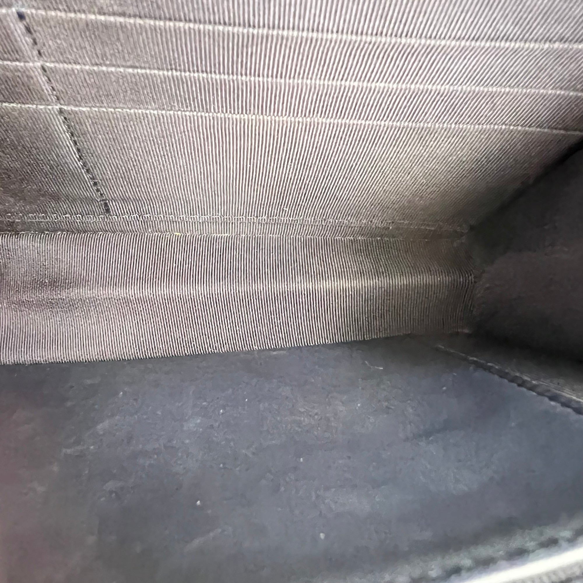 Chevron Wallet On Chain Blue in Caviar Leather, Silver hardware