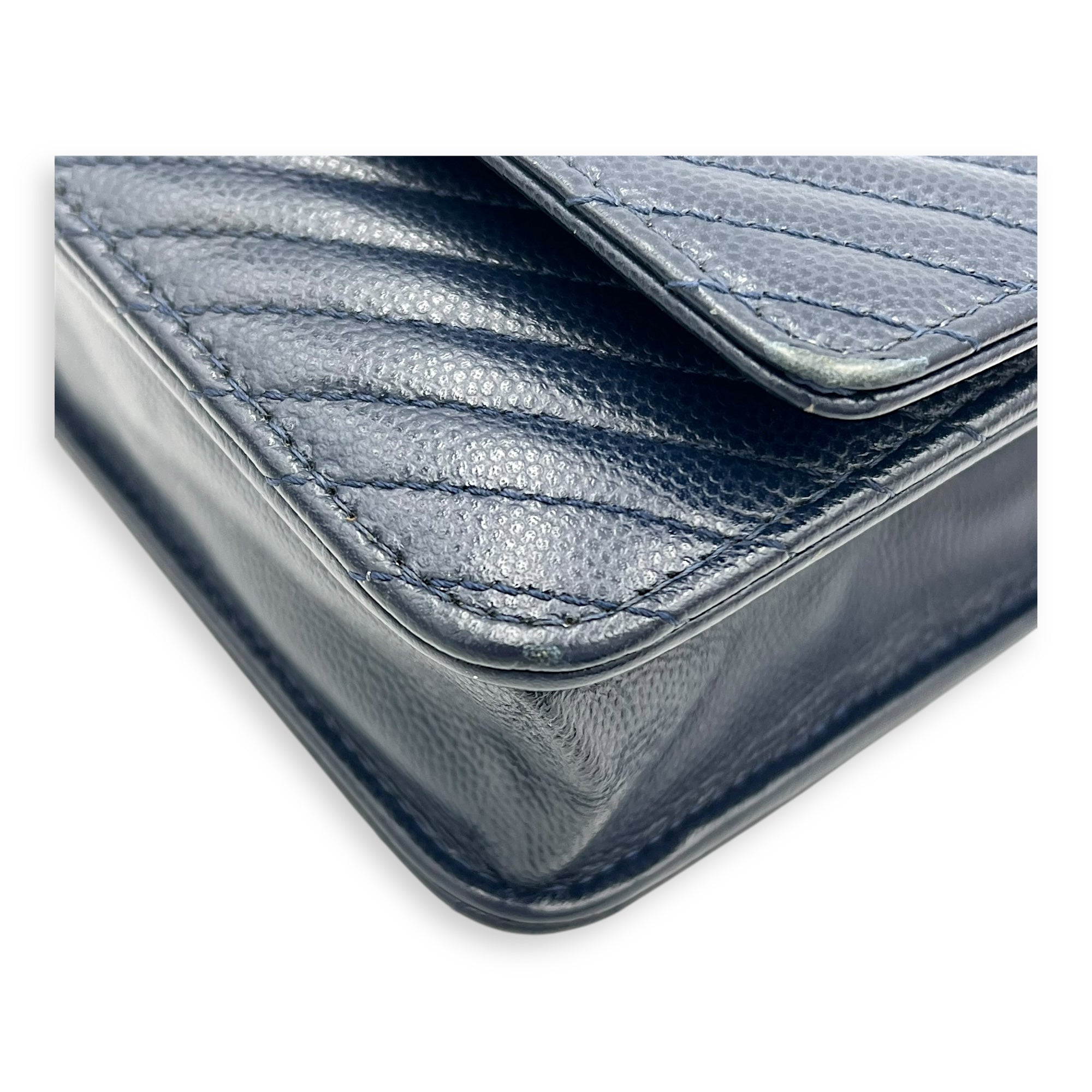 Chevron Wallet On Chain Blue in Caviar Leather, Silver hardware