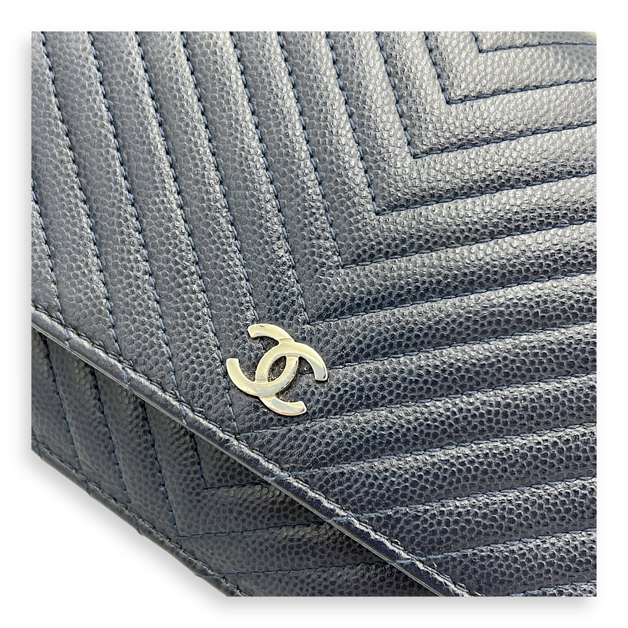 Chevron Wallet On Chain Blue in Caviar Leather, Silver hardware