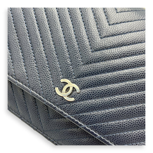 Chevron Wallet On Chain Blue in Caviar Leather, Silver hardware