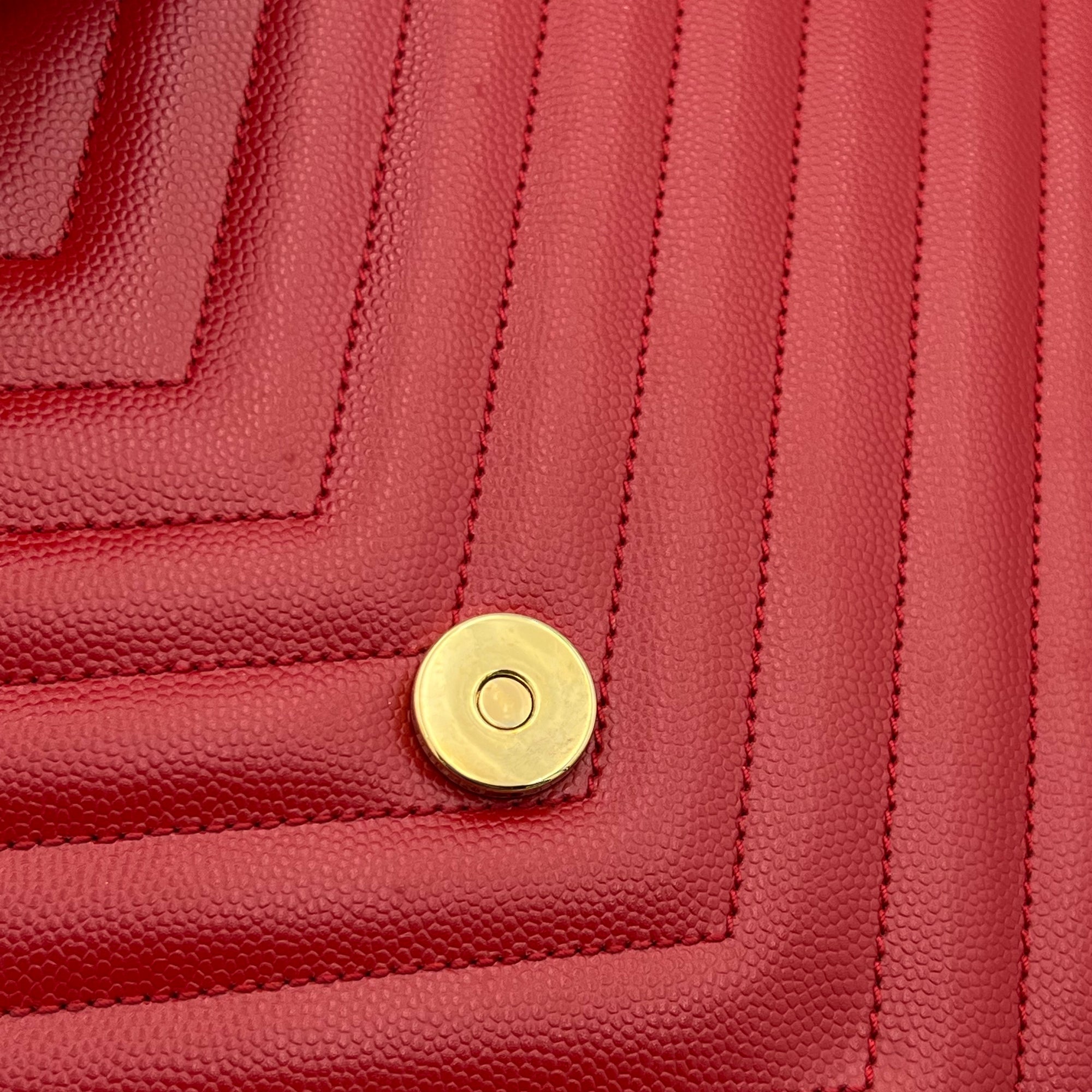 Envelope Shoulder Bag Large Red in Caviar Leather, Gold hardware