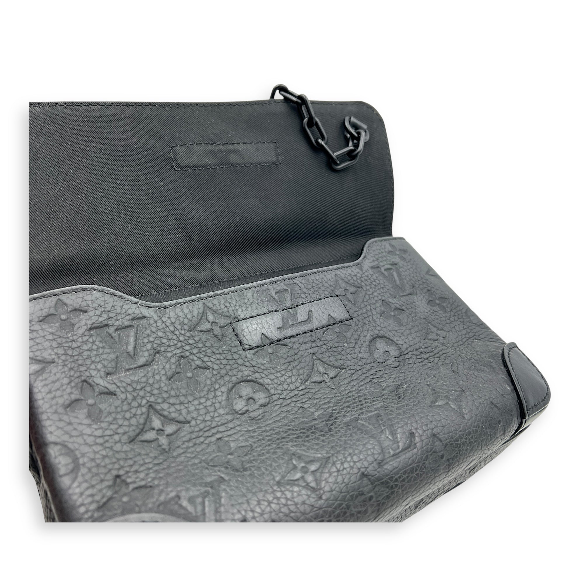 Steamer Messenger Black in Taurillon Leather, Black hardware