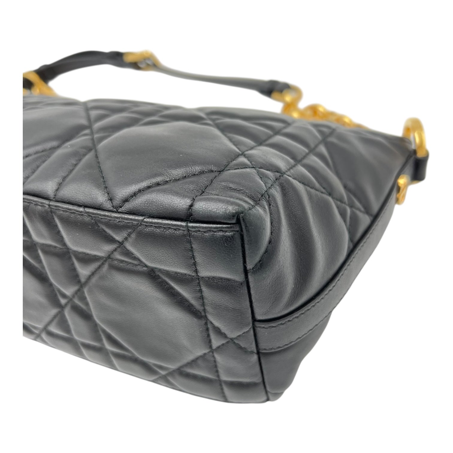 Star Chain Macrocannage Shoulder Bag Black in Calfskin, Gold hardware