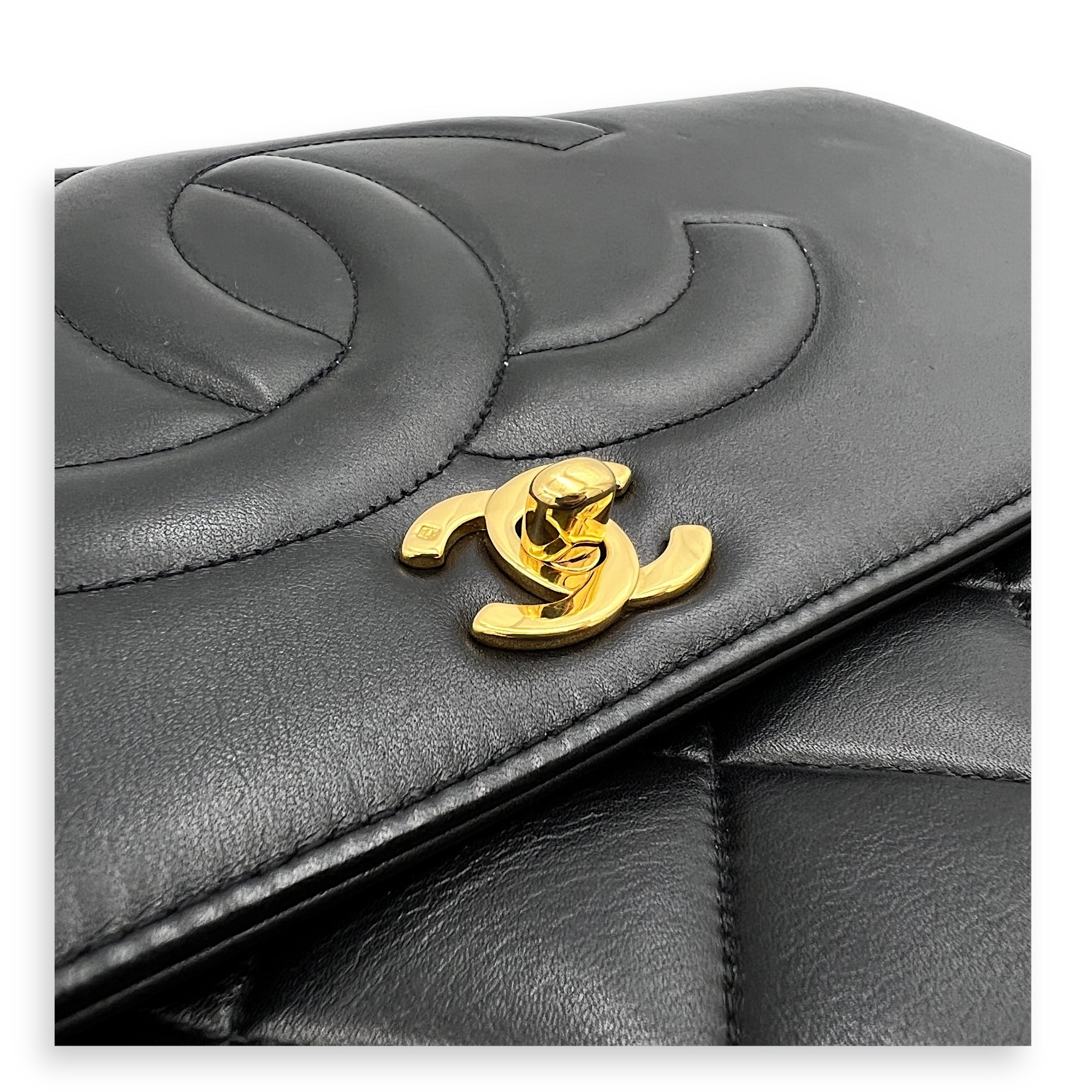 Vintage CC Black Shoulder Bag in Lambskin, Gold hardware