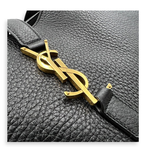 Le 5 A 7 Shoulder Bag Bea Black in Calfskin, Gold hardware