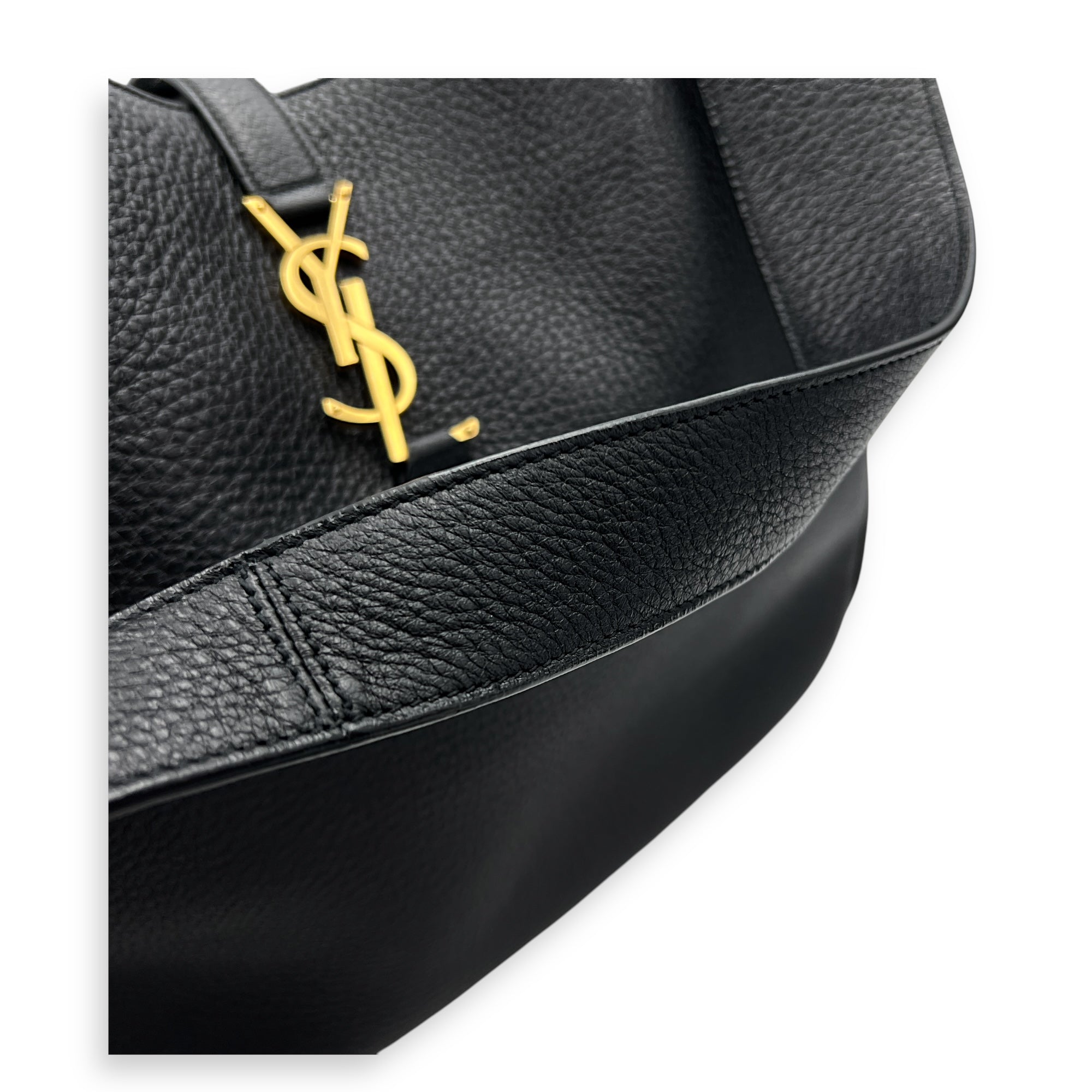 Le 5 A 7 Shoulder Bag Bea Black in Calfskin, Gold hardware