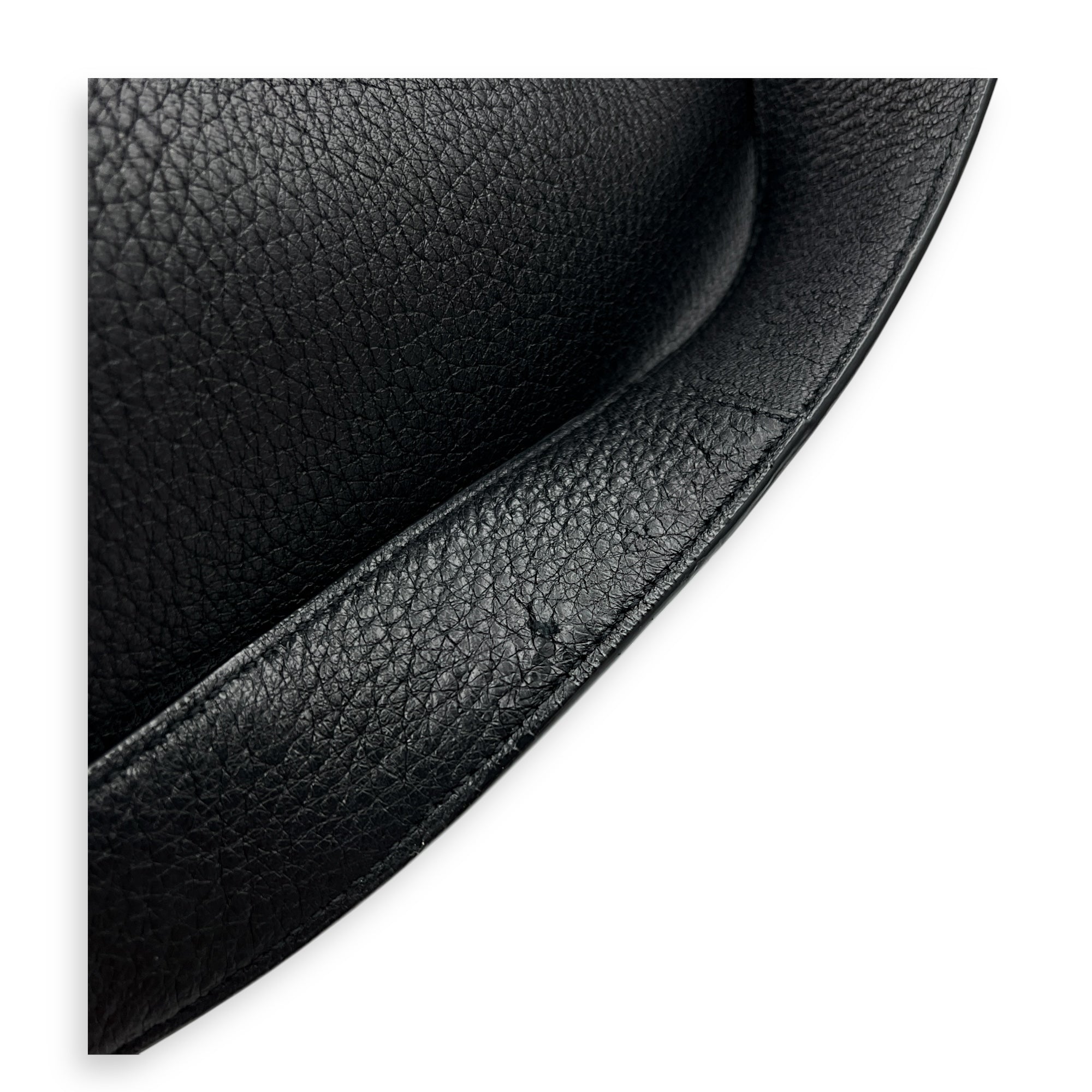 Le 5 A 7 Shoulder Bag Bea Black in Calfskin, Gold hardware