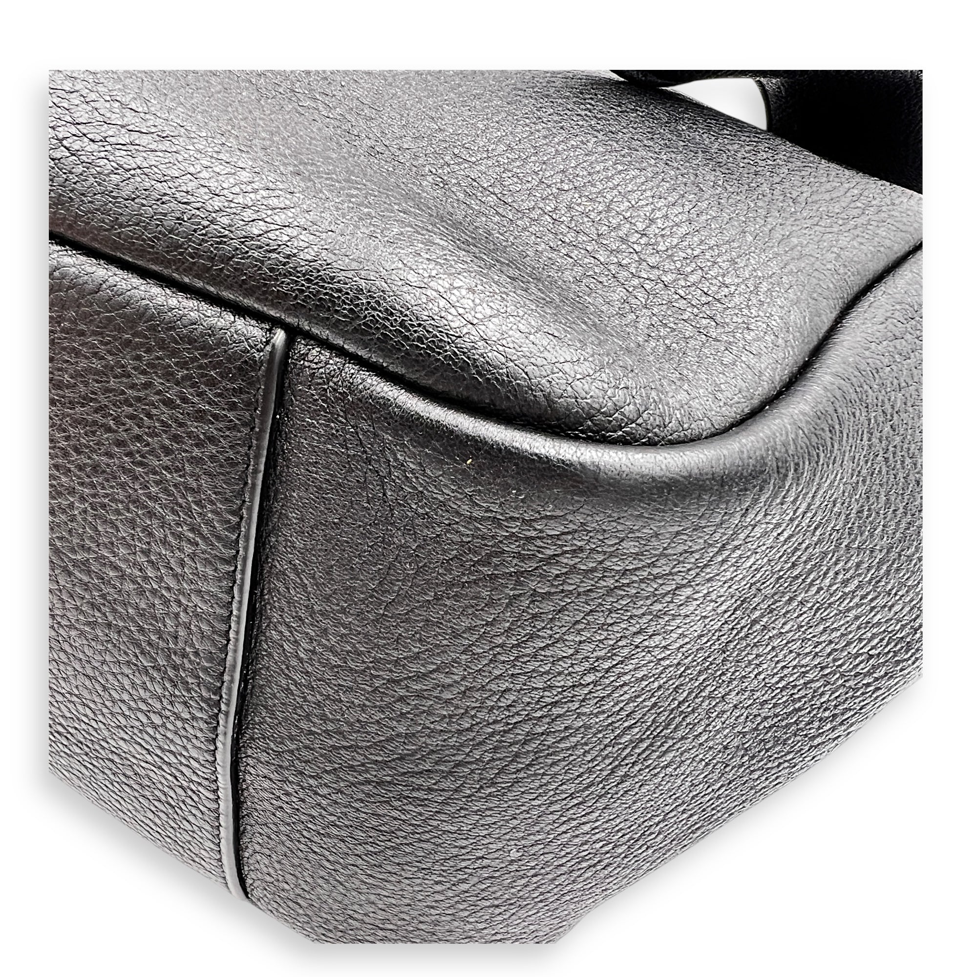 Le 5 A 7 Shoulder Bag Bea Black in Calfskin, Gold hardware