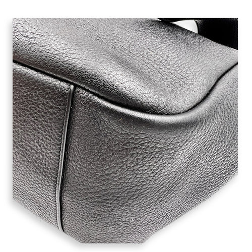 Le 5 A 7 Shoulder Bag Bea Black in Calfskin, Gold hardware