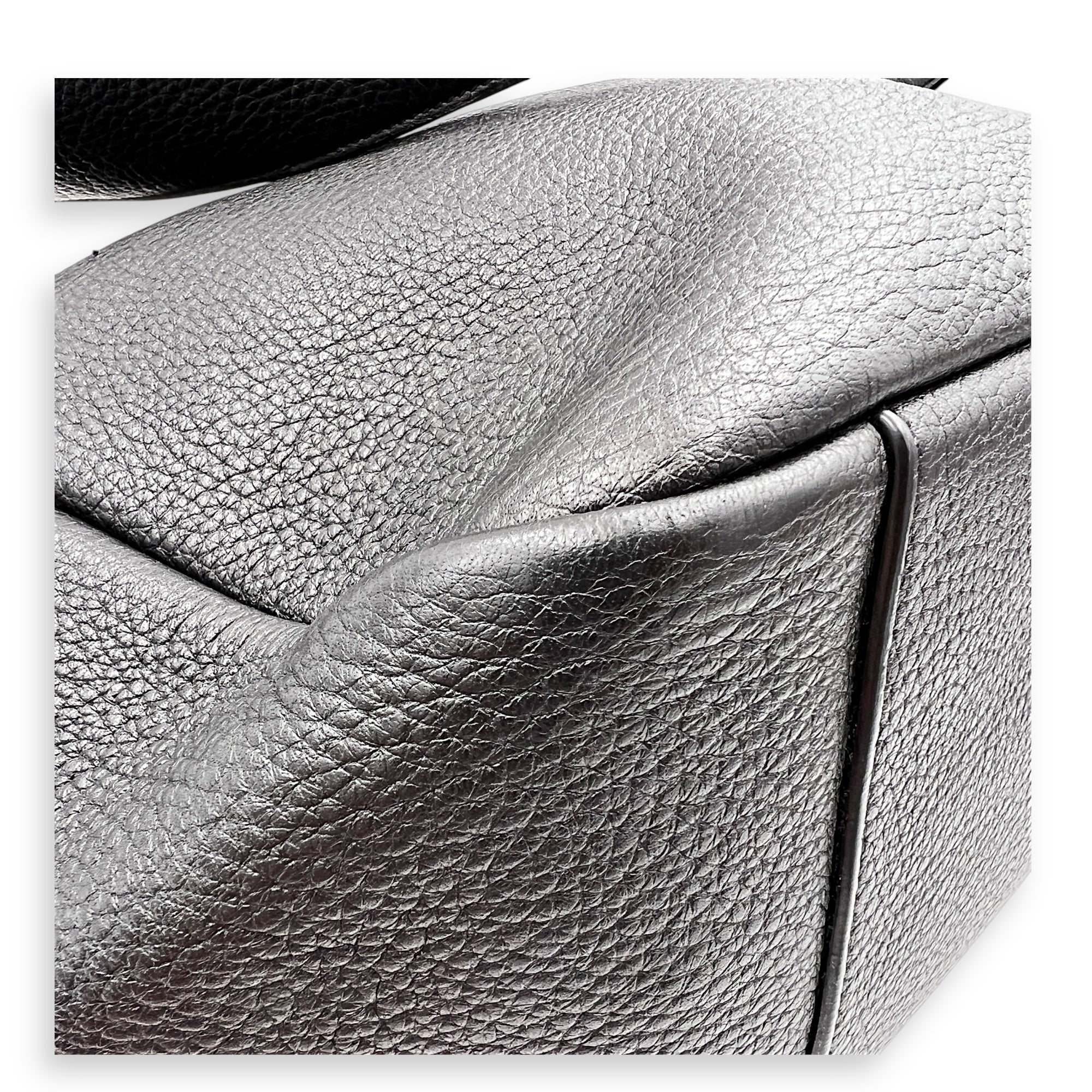 Le 5 A 7 Shoulder Bag Bea Black in Calfskin, Gold hardware