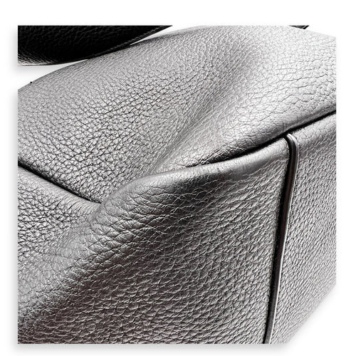 Le 5 A 7 Shoulder Bag Bea Black in Calfskin, Gold hardware