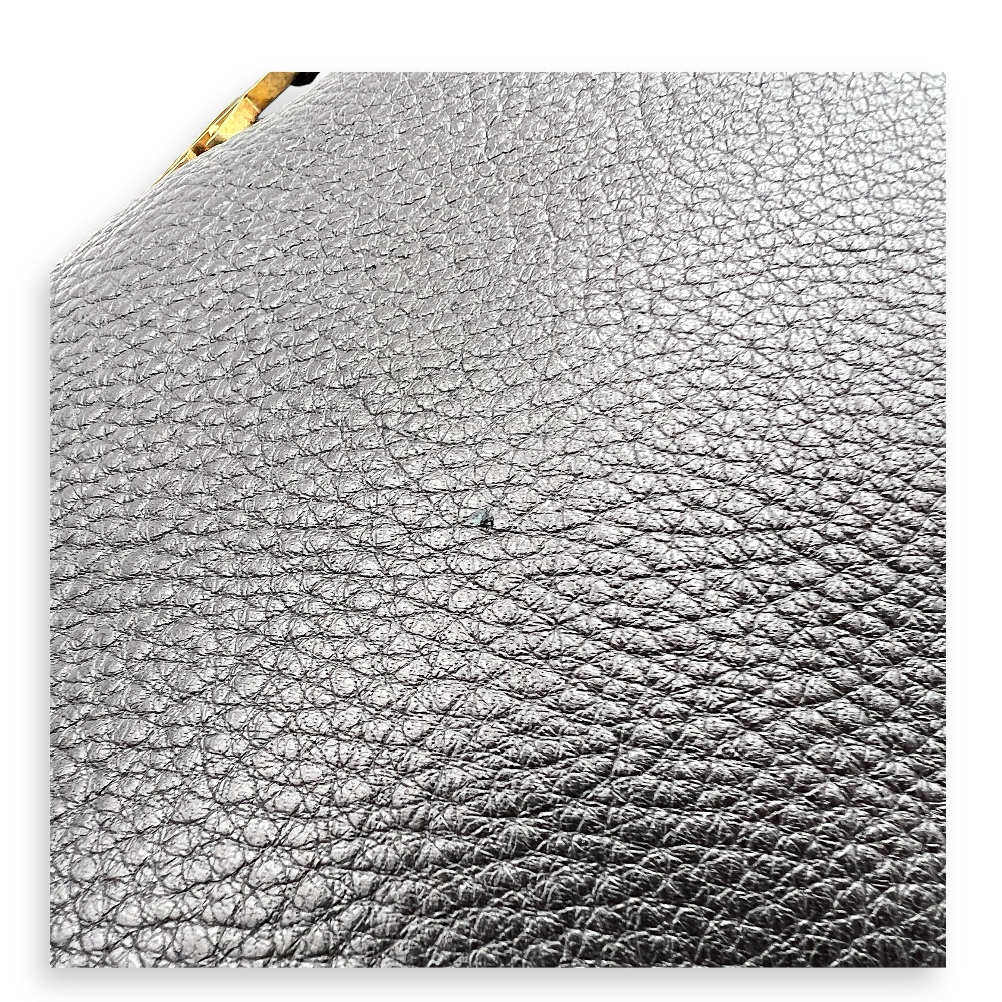 Le 5 A 7 Shoulder Bag Bea Black in Calfskin, Gold hardware