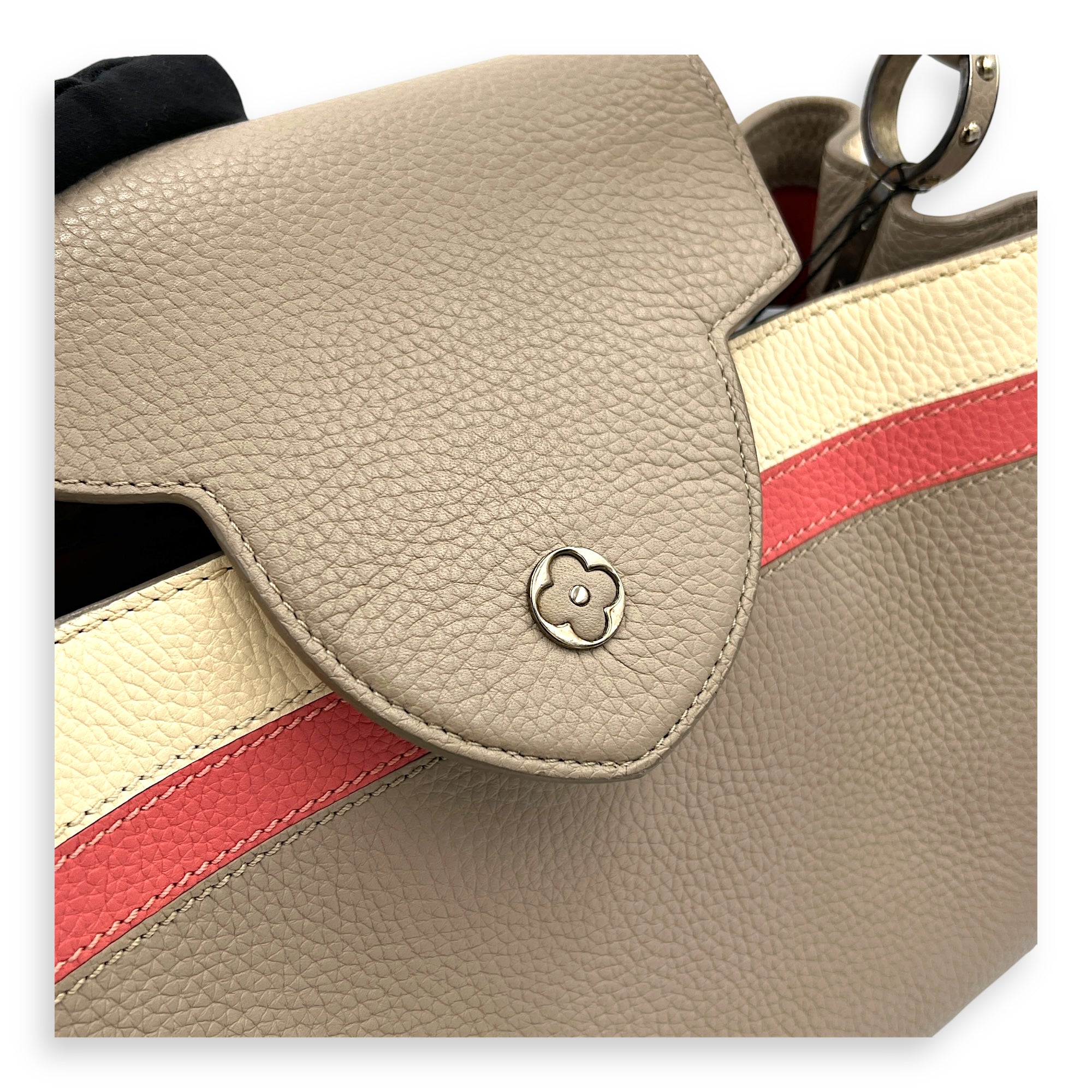 Capucines MM Grey Top Handle Bag in Taurillon Leather, Silver hardware