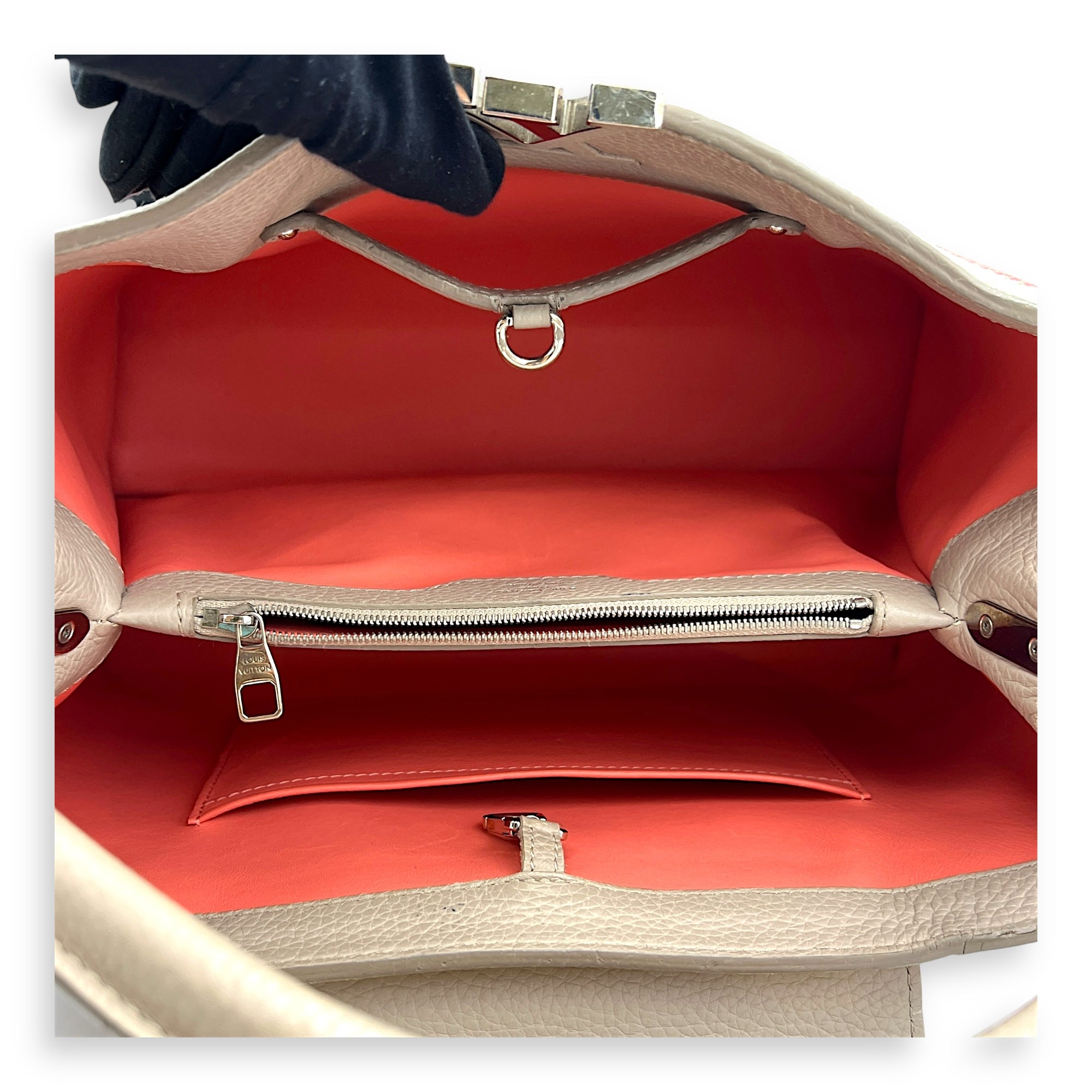 Capucines MM Grey Top Handle Bag in Taurillon Leather, Silver hardware