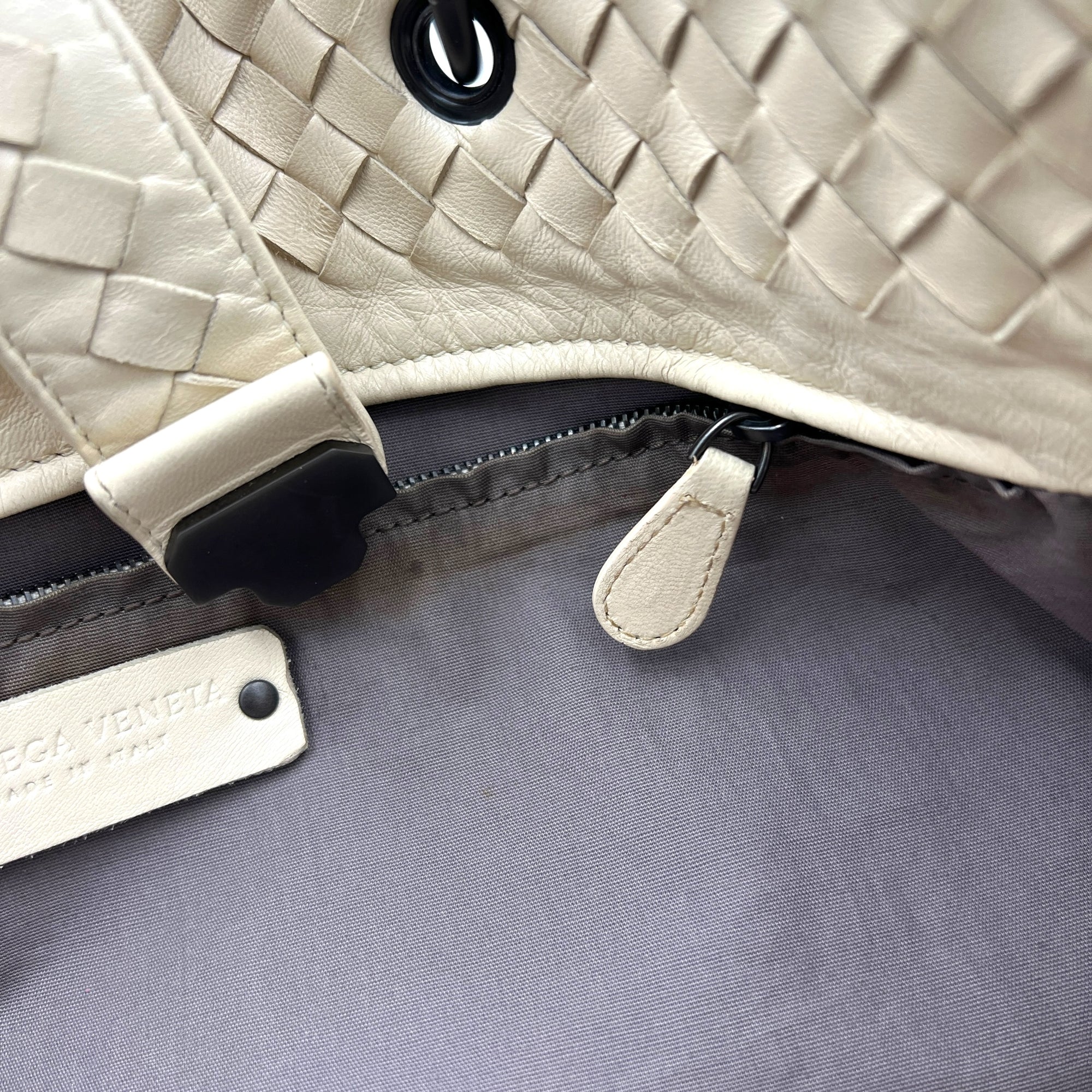 Intrecciato Tote Bag White in Calfskin, Black hardware