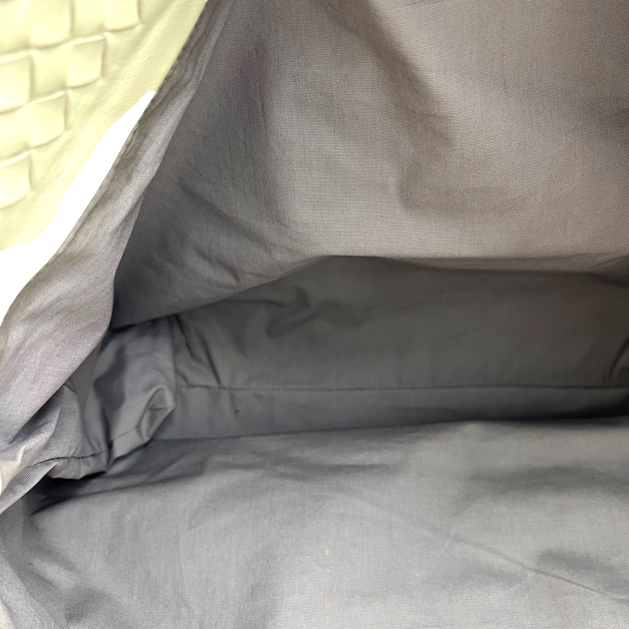 Intrecciato Tote Bag White in Calfskin, Black hardware