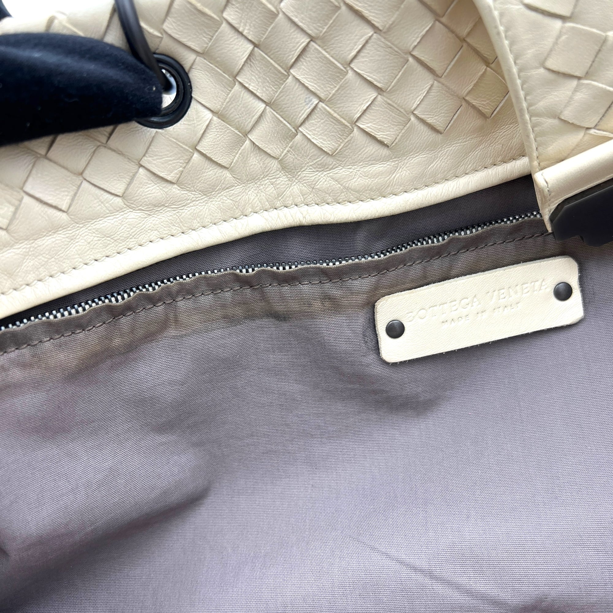 Intrecciato Tote Bag White in Calfskin, Black hardware