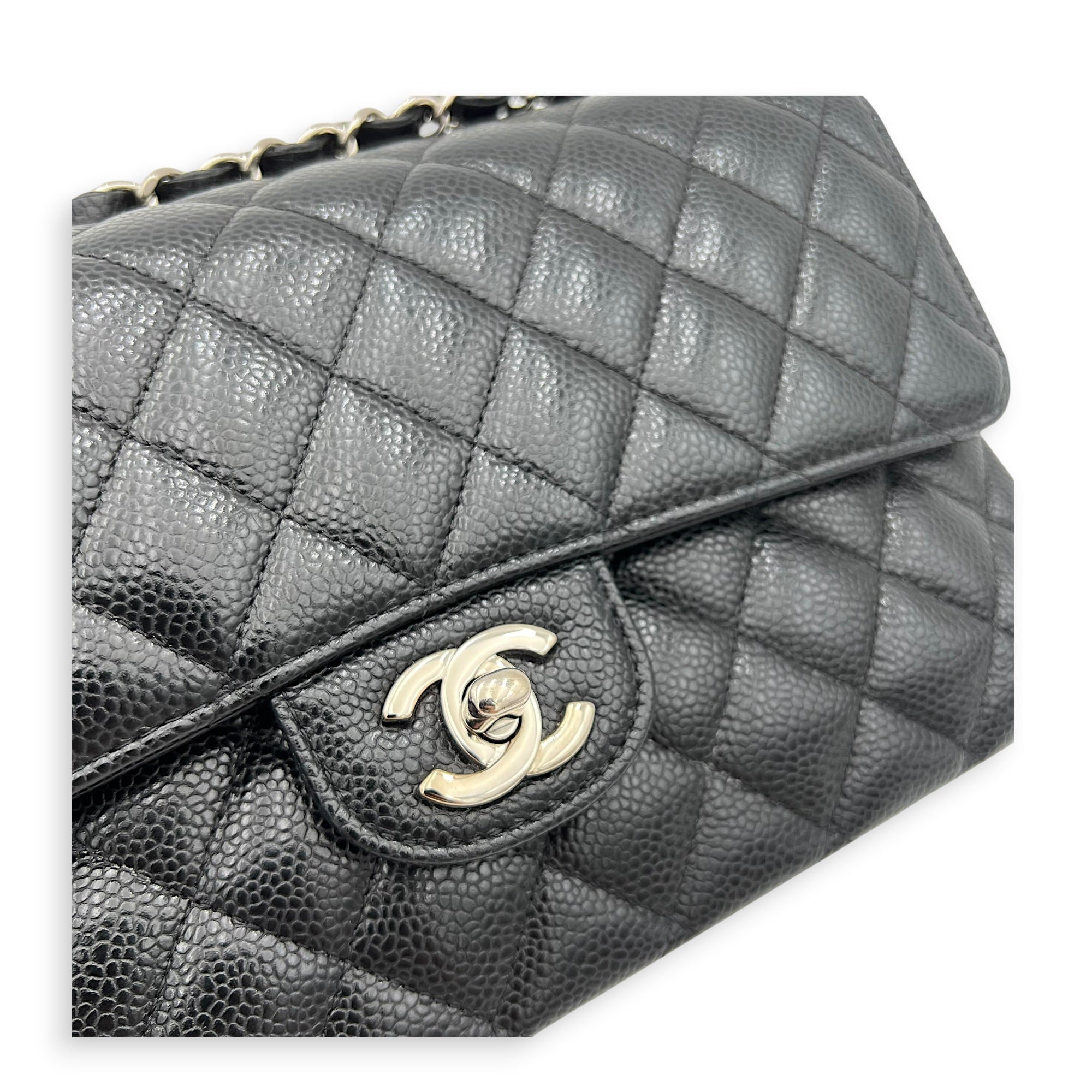 Classic Medium Black Shoulder Bag in Caviar Leather, Gold hardware