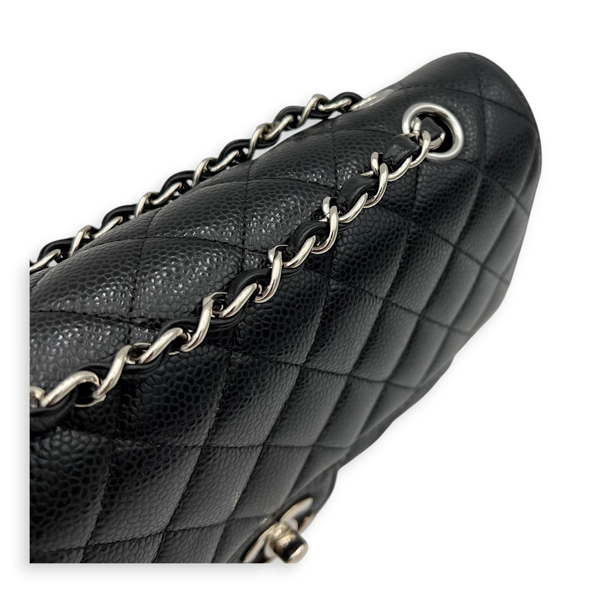 Classic Medium Black Shoulder Bag in Caviar Leather, Gold hardware