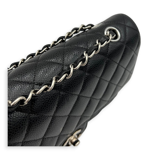 Classic Medium Black Shoulder Bag in Caviar Leather, Gold hardware