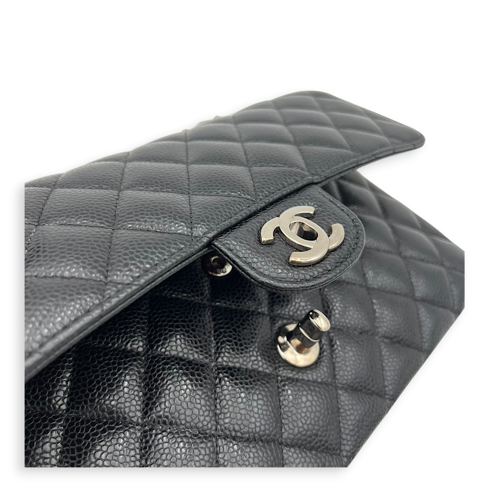 Classic Medium Black Shoulder Bag in Caviar Leather, Gold hardware