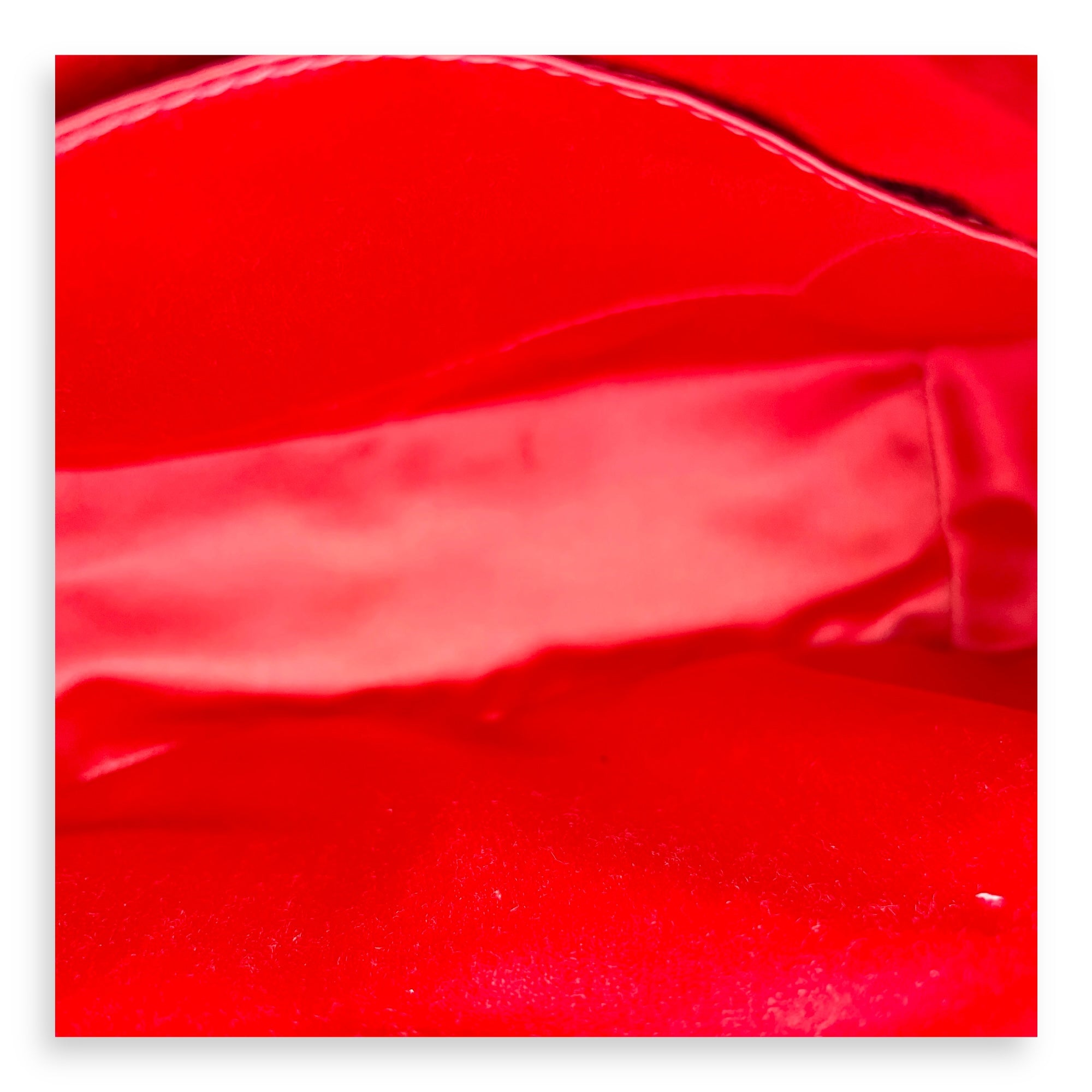 GG Marmont Shoulder Bag Red in Satin, Gold hardware