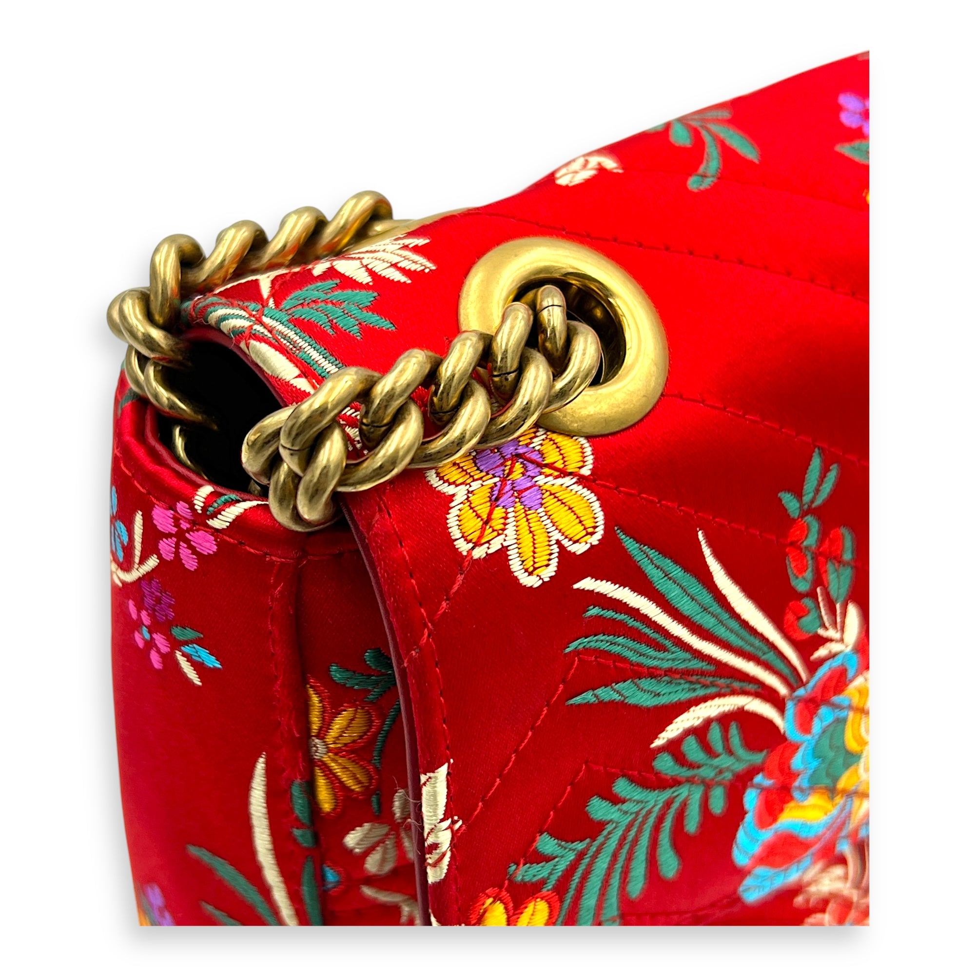 GG Marmont Shoulder Bag Red in Satin, Gold hardware