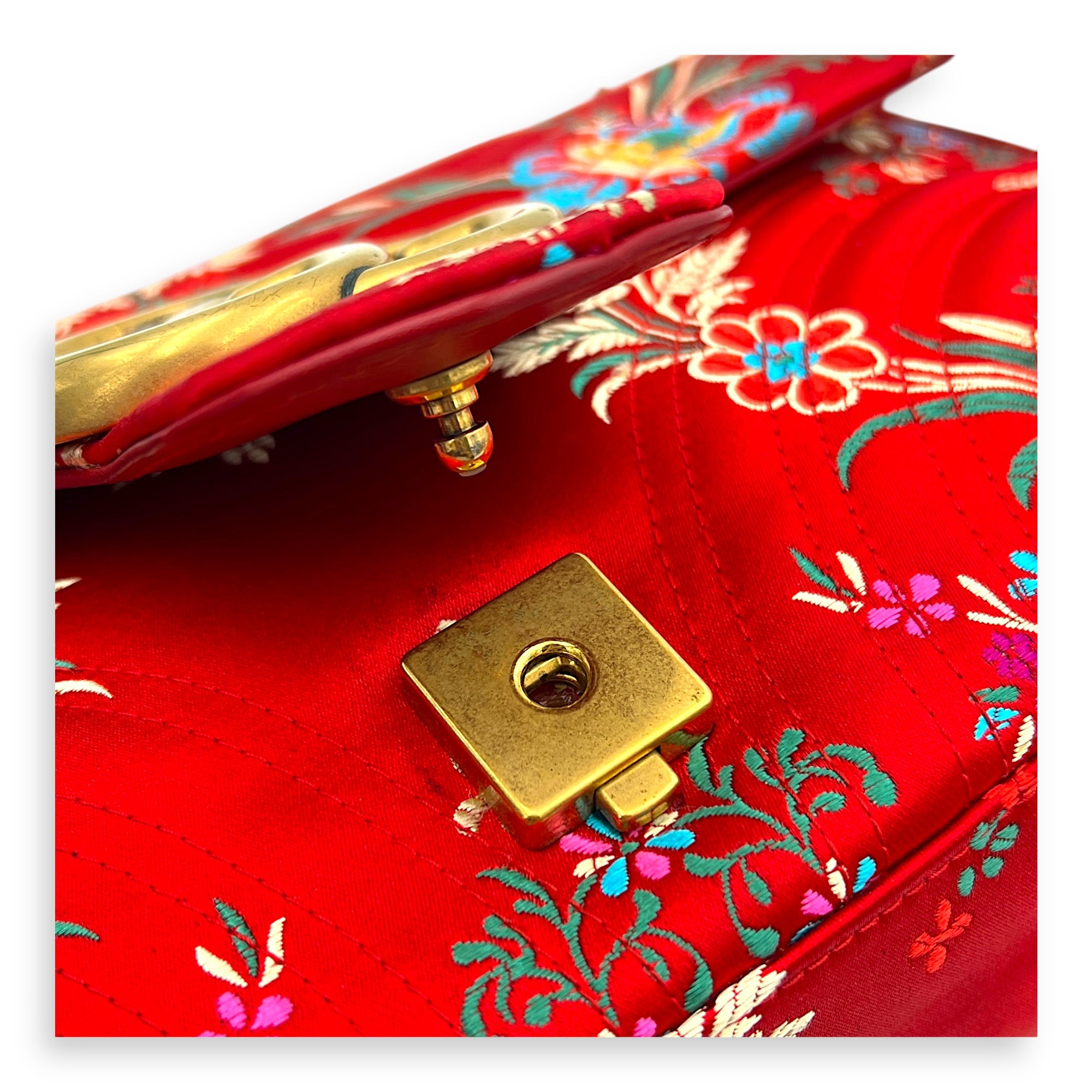 GG Marmont Shoulder Bag Red in Satin, Gold hardware