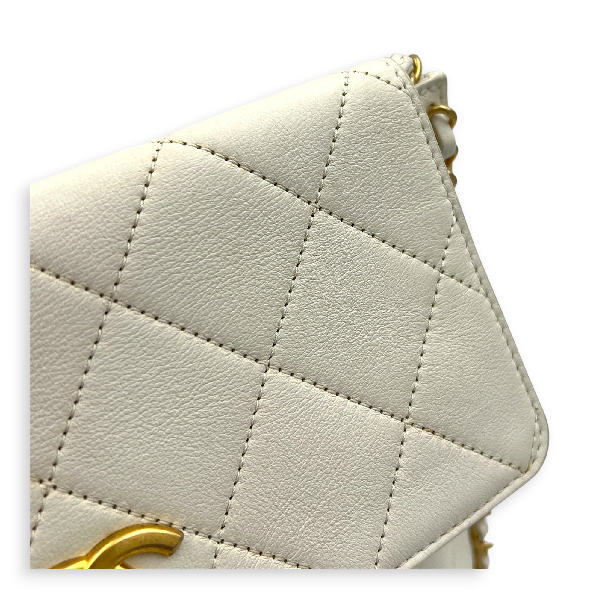 Chain Flap CC Shoulder Bag White in Calfskin, Gold hardware